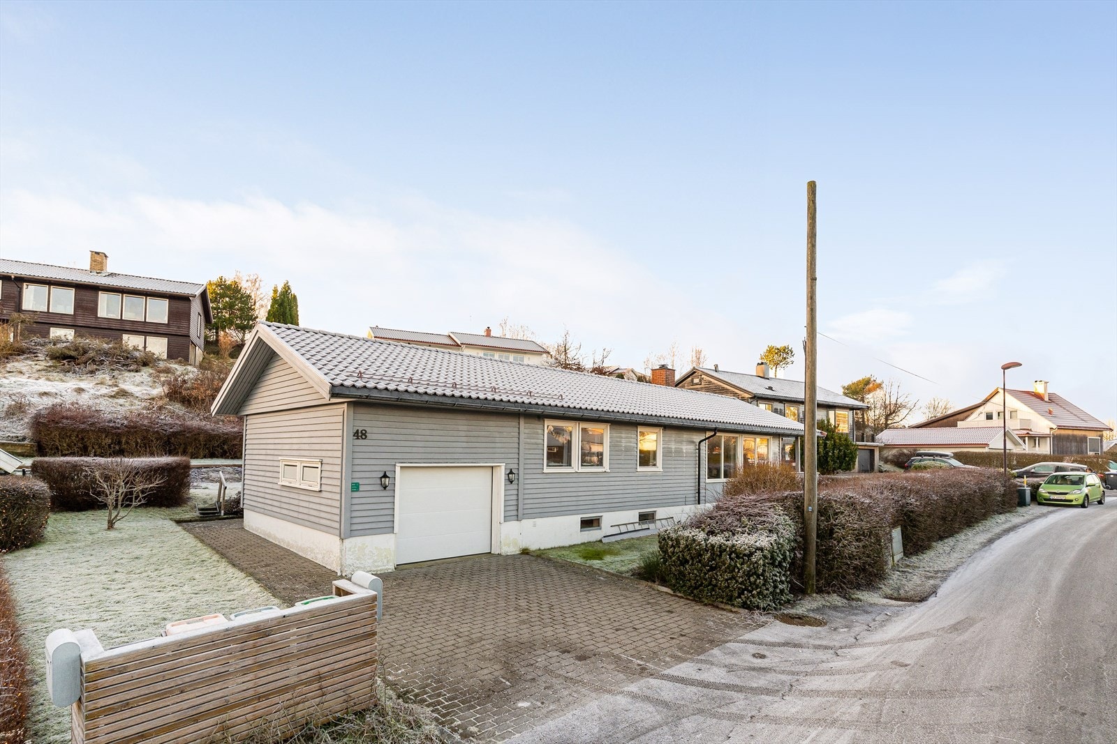 EiendomsMegler1 v/Reidun Dahl presenterer Brånanvegen 48 - Pen enebolig med garasje, her får du alle fasiliteter på hovedplan, og en kjelleretasje med stort potensiale. Solrik og pent opparbeidet tomt. Galleribilde