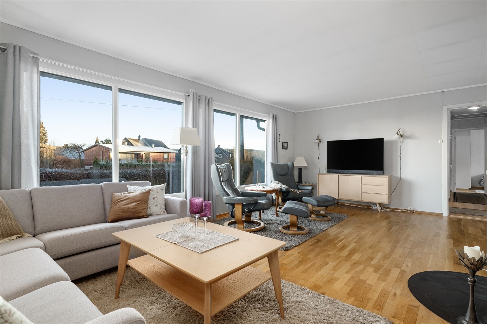 Vindusflatene slipper inn godt med naturlig lys. De store vinduene og verandadøren ble byttet i 2013/14. Galleribilde