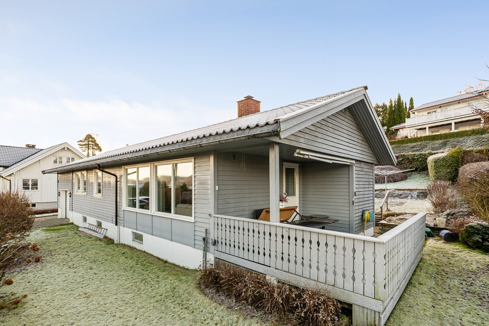 Boligen er oppført i 1971 og tilbygget med garasje i 1979. Tradisjonell planløsning med alt på ett plan, samt delvis innredet kjeller (ikke omsøkt). Galleribilde