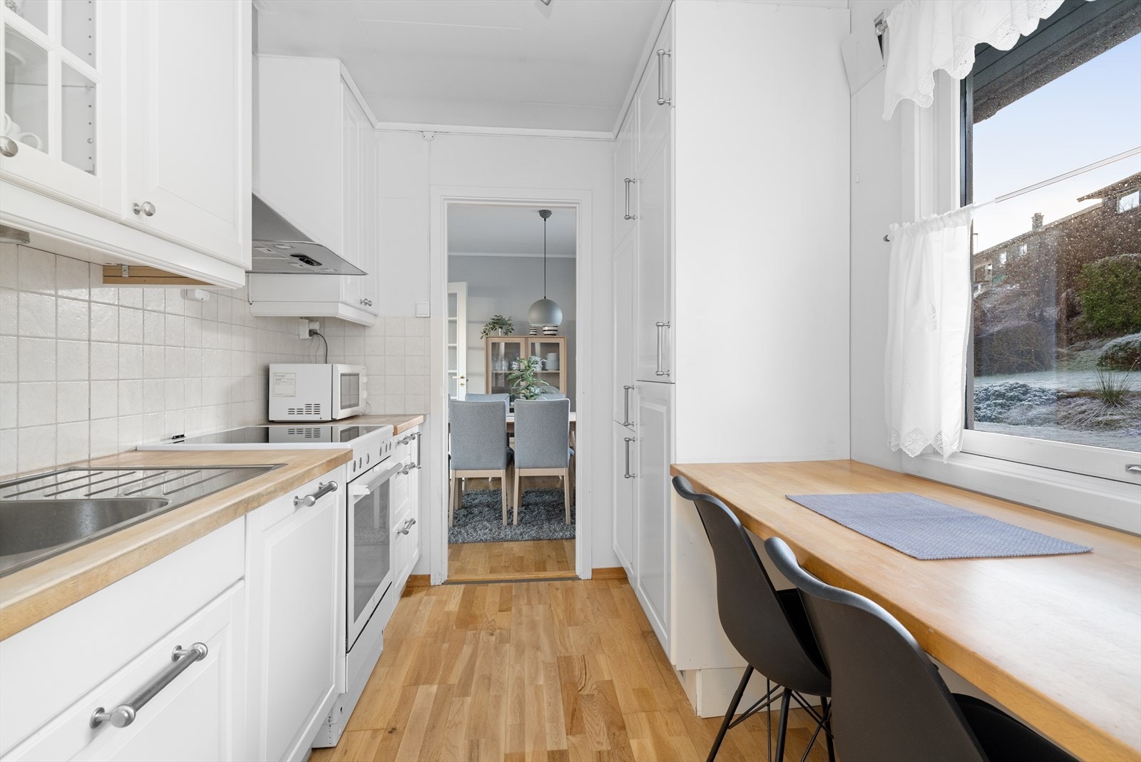 Flis på vegg over heltre benkeplate med god arbeidsflate og nedfelt benkebeslag i rustfritt stål. Galleribilde