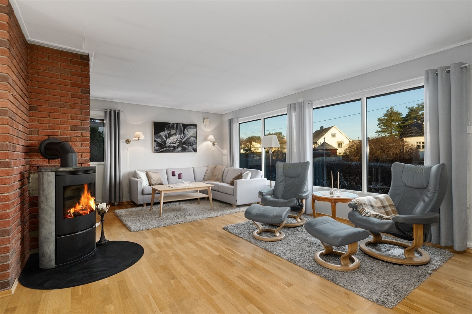 Lys og romslig vinkelstue med store vindusflater og utgang til delvis overbygget veranda mot nordvest. Galleribilde