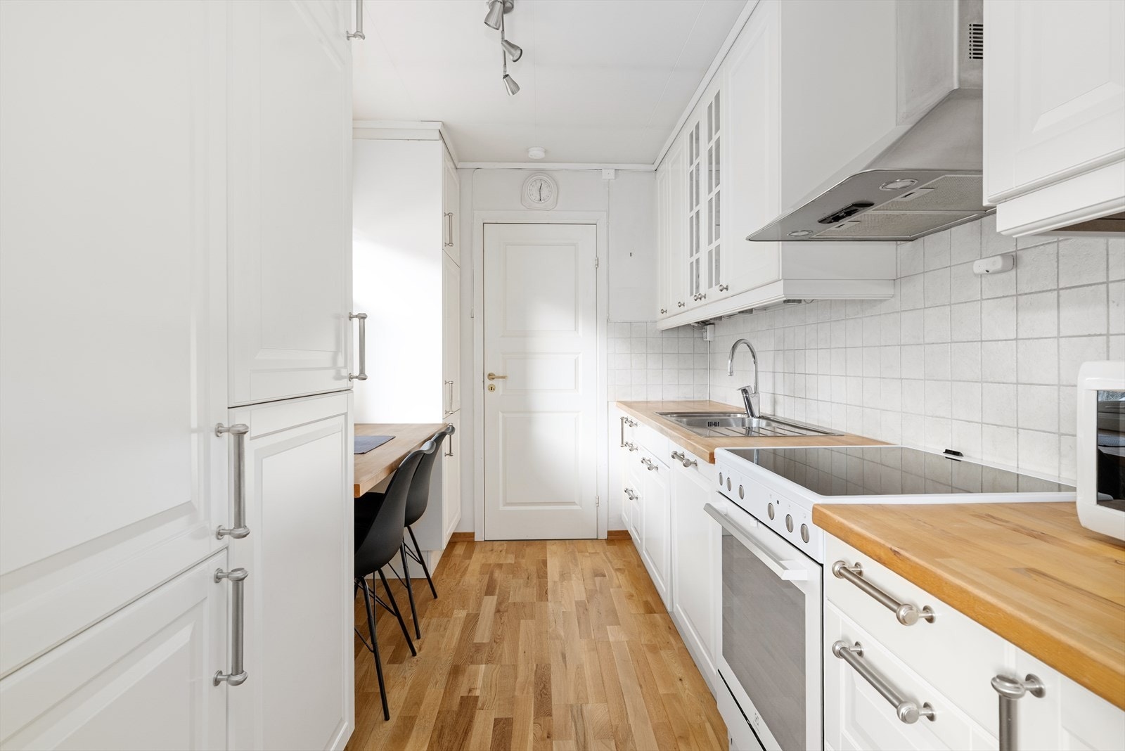 Pent kjøkken med lys, takhøy kjøkkeninnredning og hyggelig spiseplass ved kjøkkenvindu. Godt med skapplass. Galleribilde