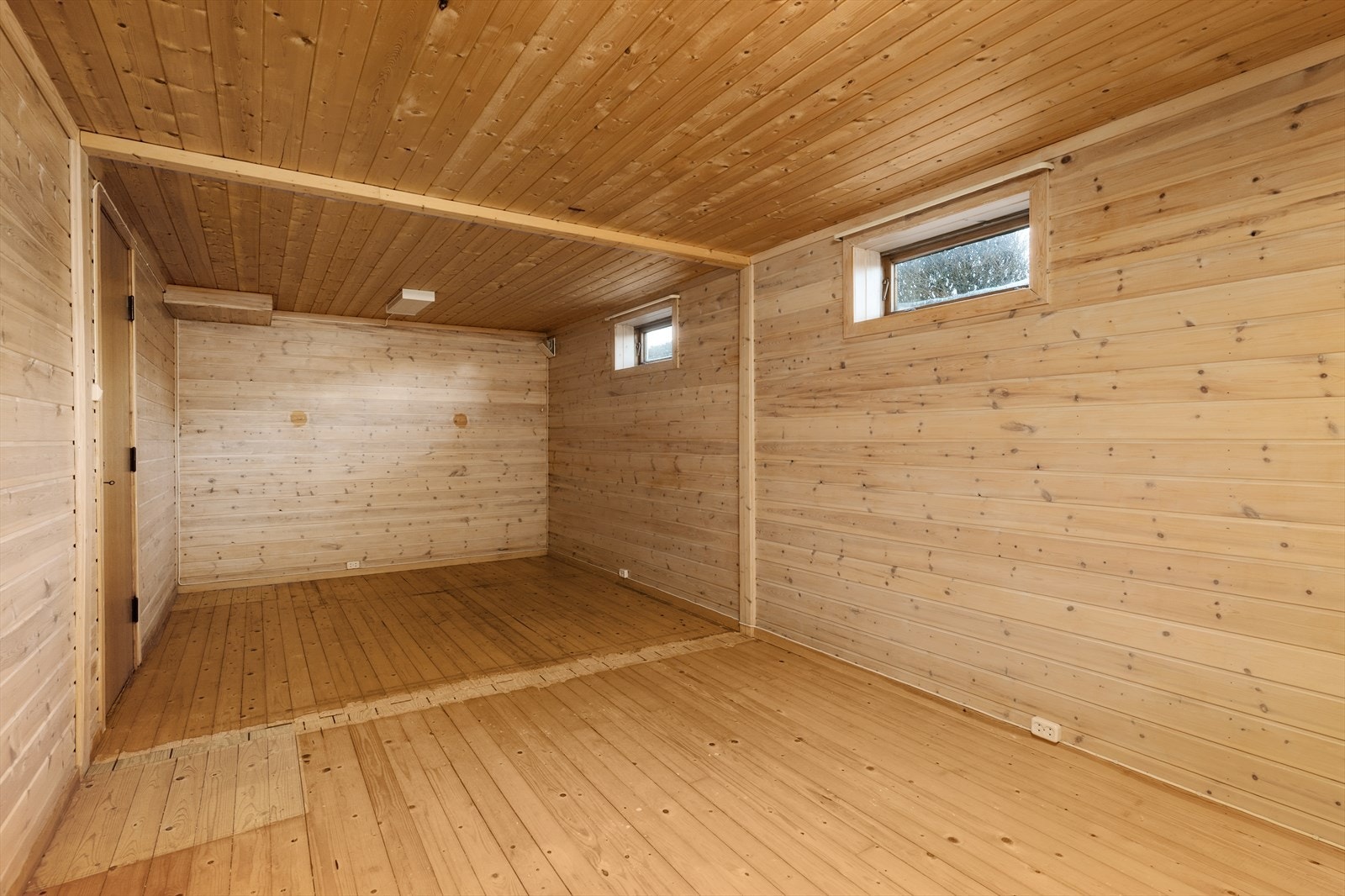 Deler av kjeller er innredet og omgjort kjellerrom/kjellerstue og bad uten at dette er søkt om eller godkjent. Galleribilde