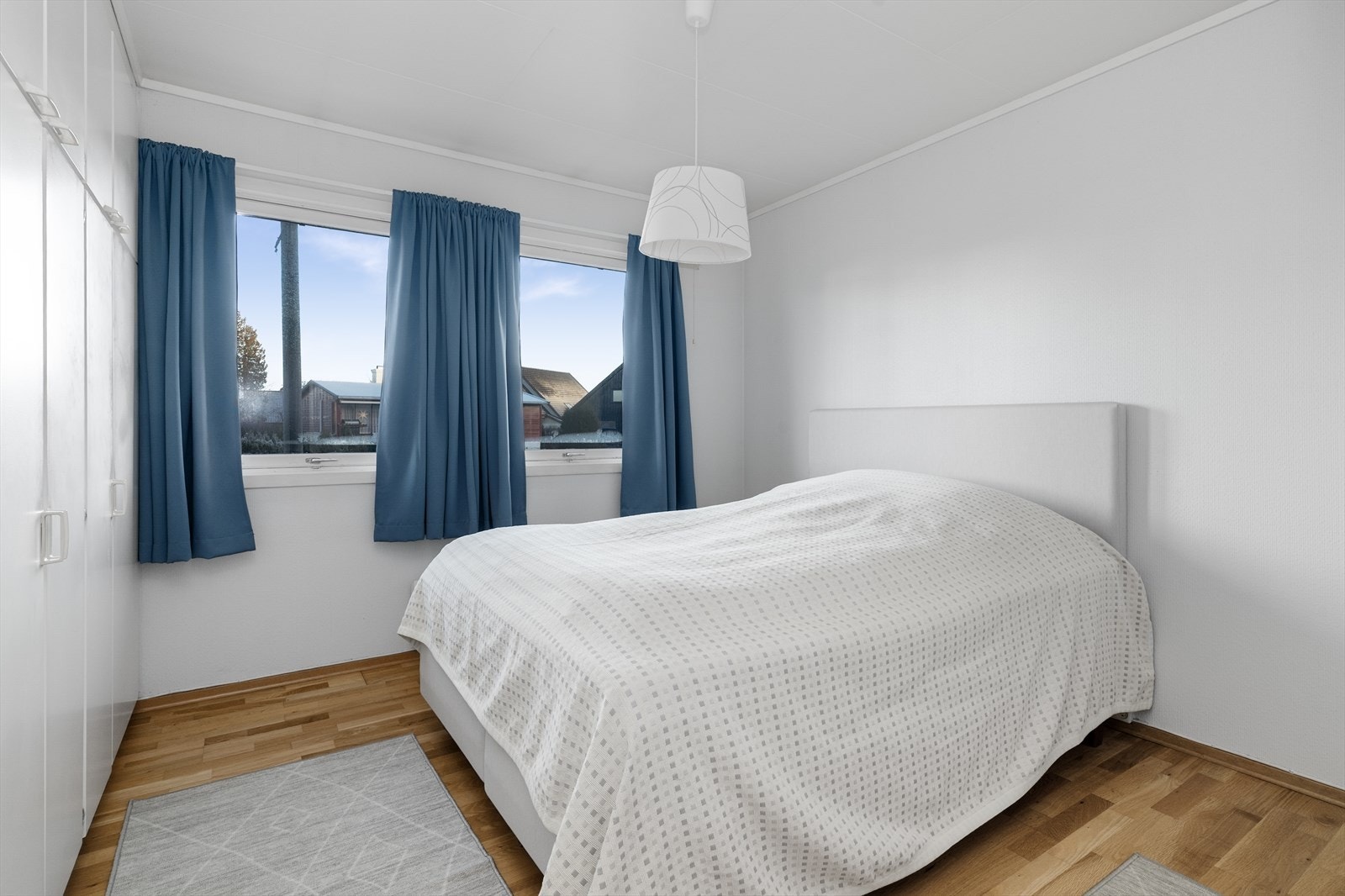 Soverommene er lyse og romslige, med parkett på gulv og malte veggflater. To av soverommene har plassbygde garderobeskap. Galleribilde