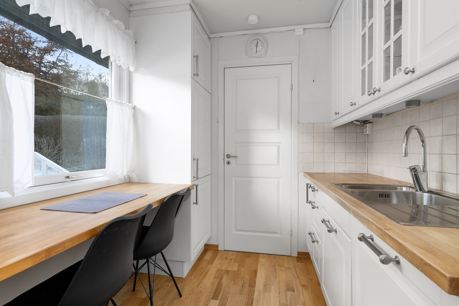 Innredningen har integrert oppvaskmaskin og kjøleskap, samt avsatt plass til frittstående komfyr. Det er montert komfyrvakt. Galleribilde