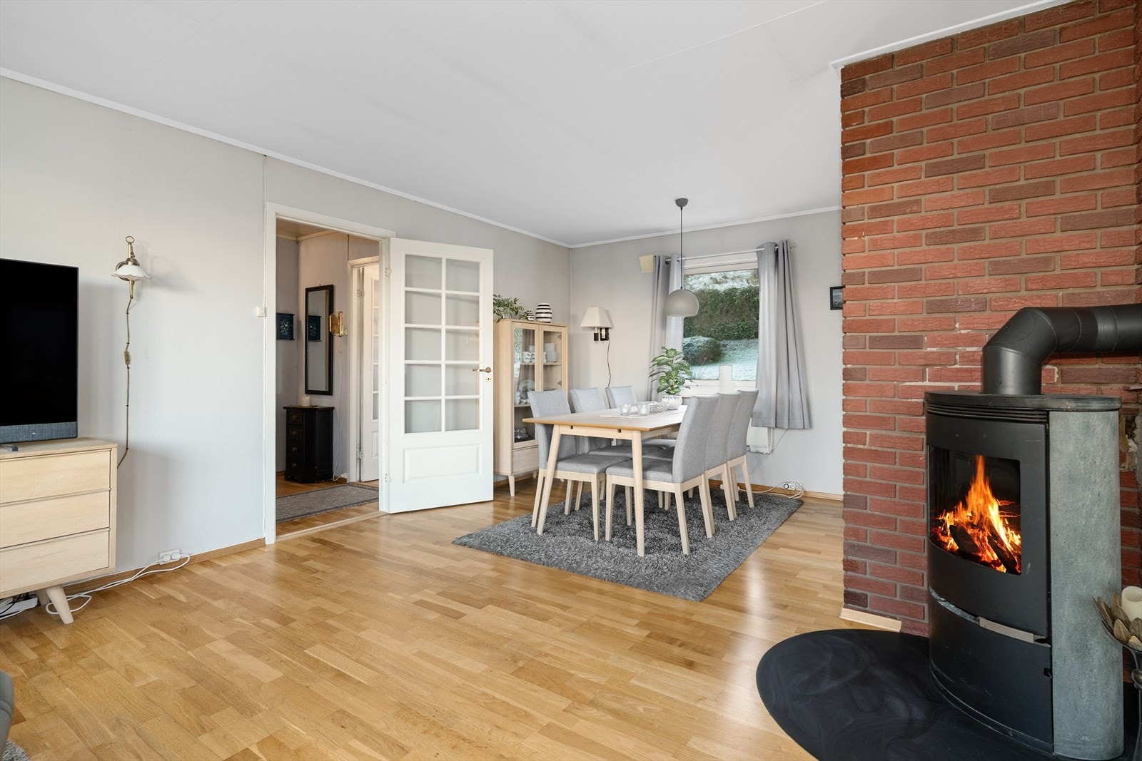 Nyere vedovn med varmelagrende kleberstein, som holder på varmen selv etter at ilden er sluknet. Galleribilde