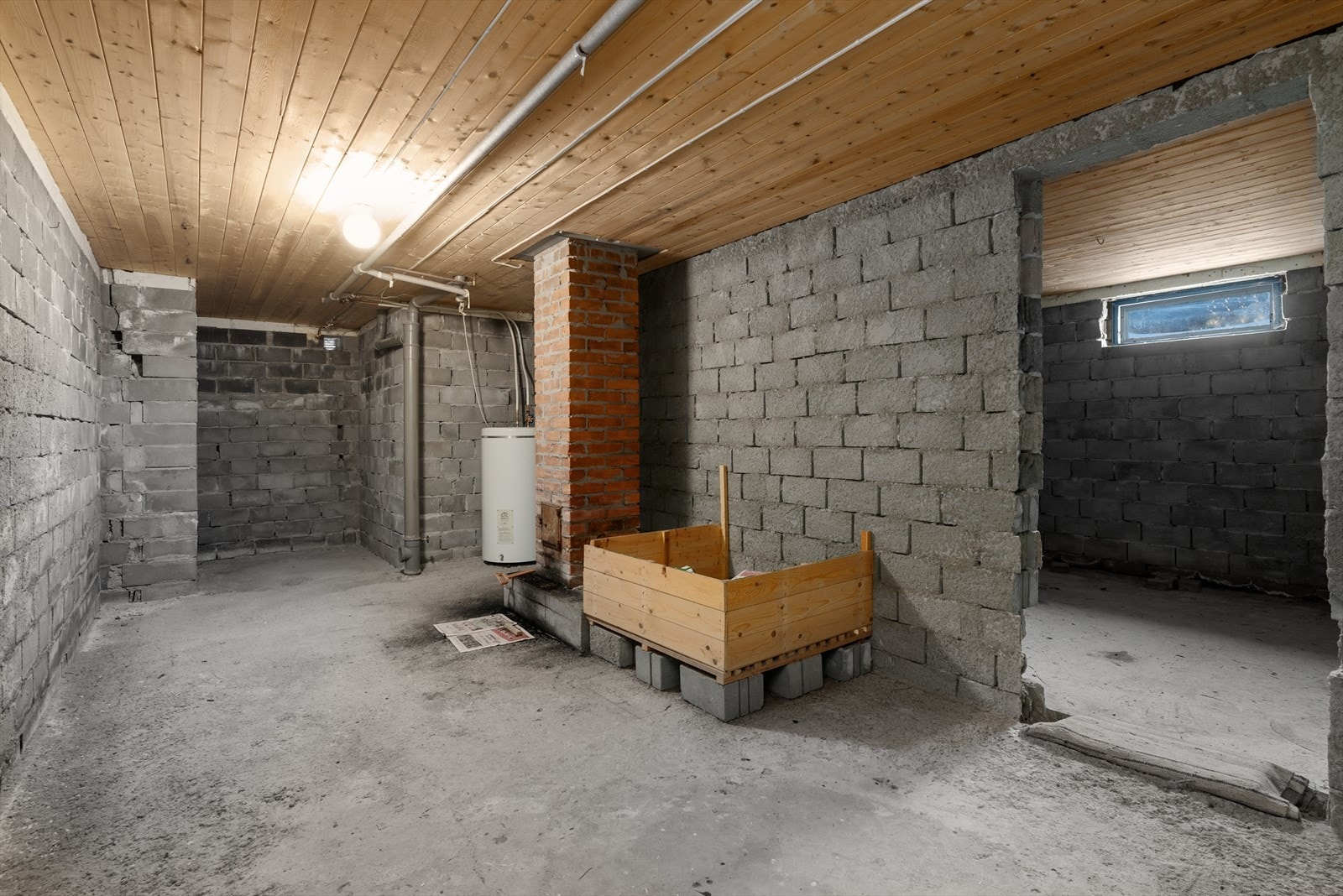 Halvparten av kjeller mot nordvest, under stue og kjøkken, fremstår som en grovkjeller med støpt gulv og murvegger. Galleribilde