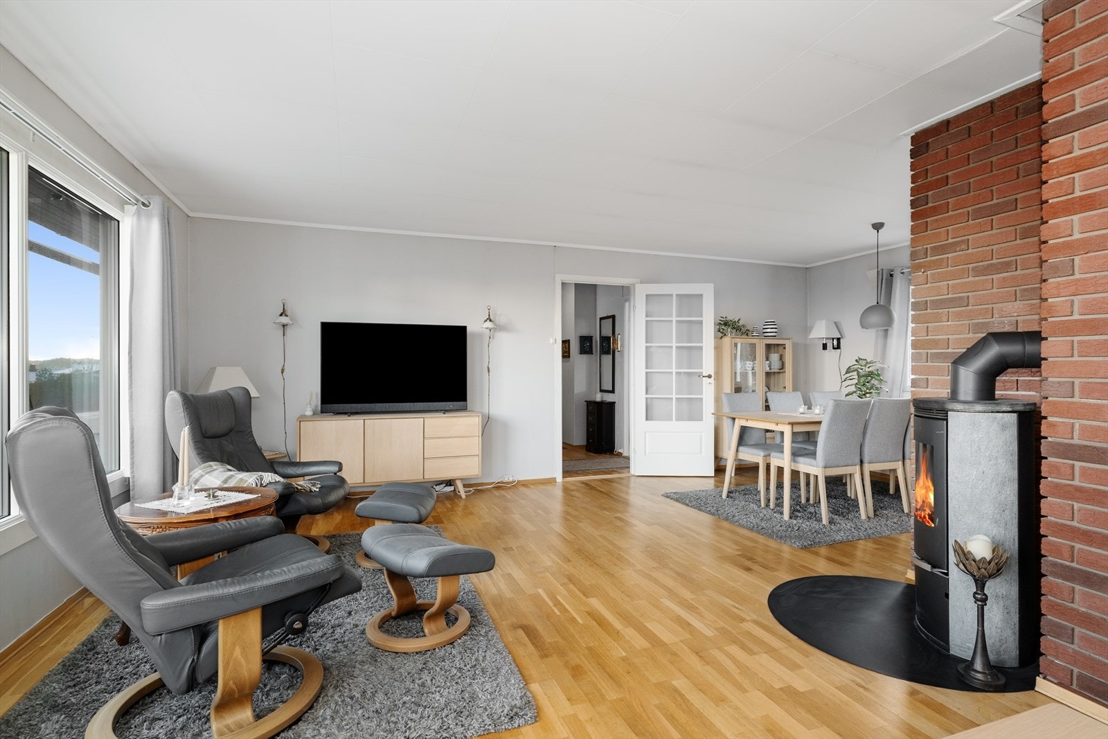 Stuen har fine soner for møblering, med god plass til både sofagruppe og spisestue. Galleribilde