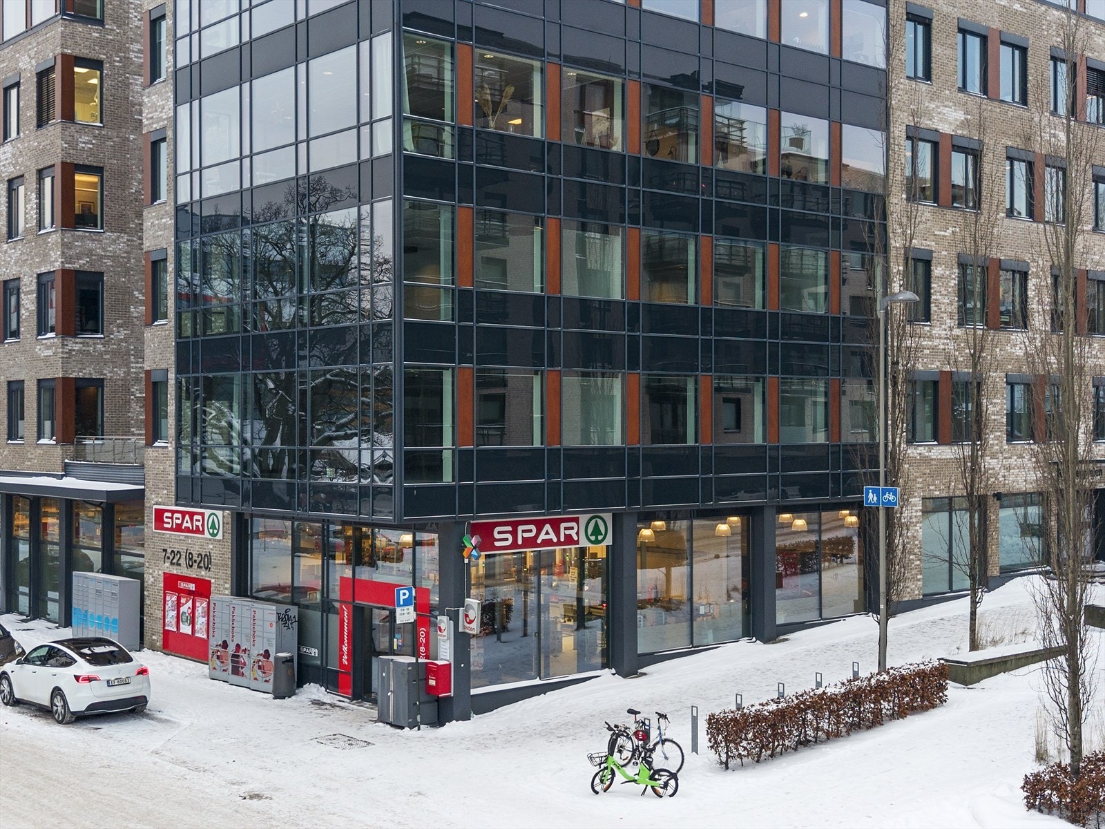 I nærområdet på Kaldnes Brygge finner du alt du trenger i hverdagen - hyggelige spisesteder, dagligvarebutikk og ulike kulturarrangementer. Galleribilde