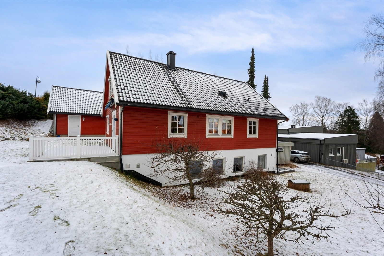 Utvendig finner du to hyggelige uteplasser, pent opparbeidet hage og stor dobbelgarasje med hems. Galleribilde