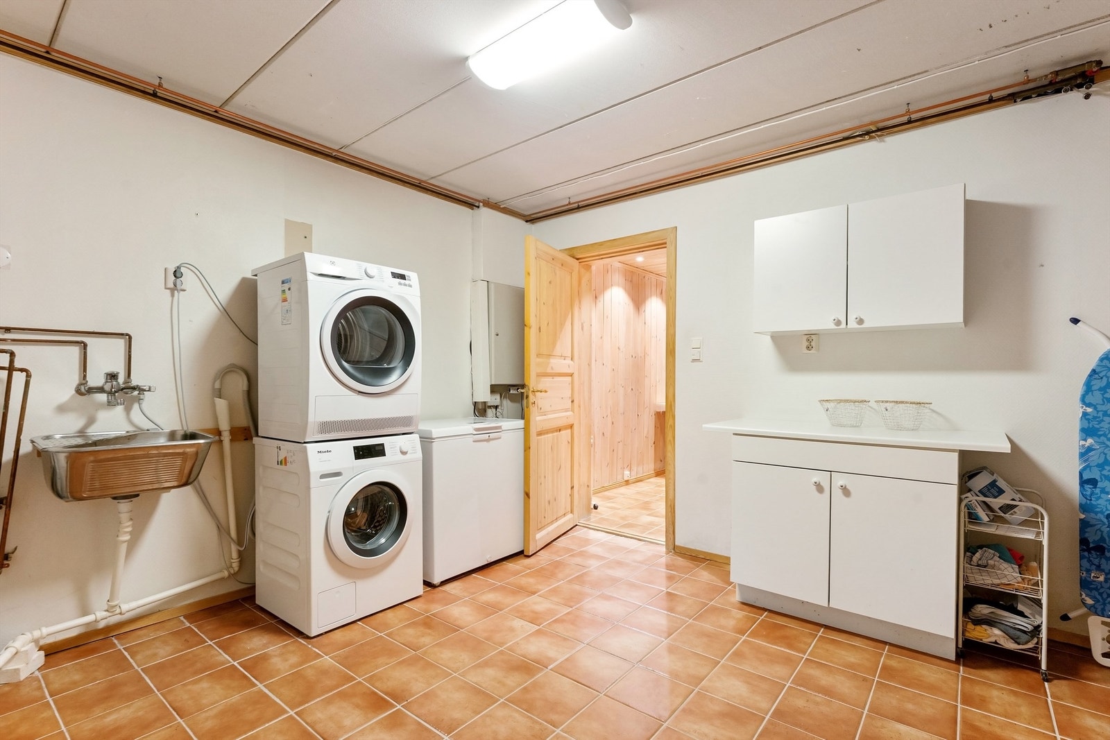 Romslig vaskerom til hoveddelen av huset Galleribilde