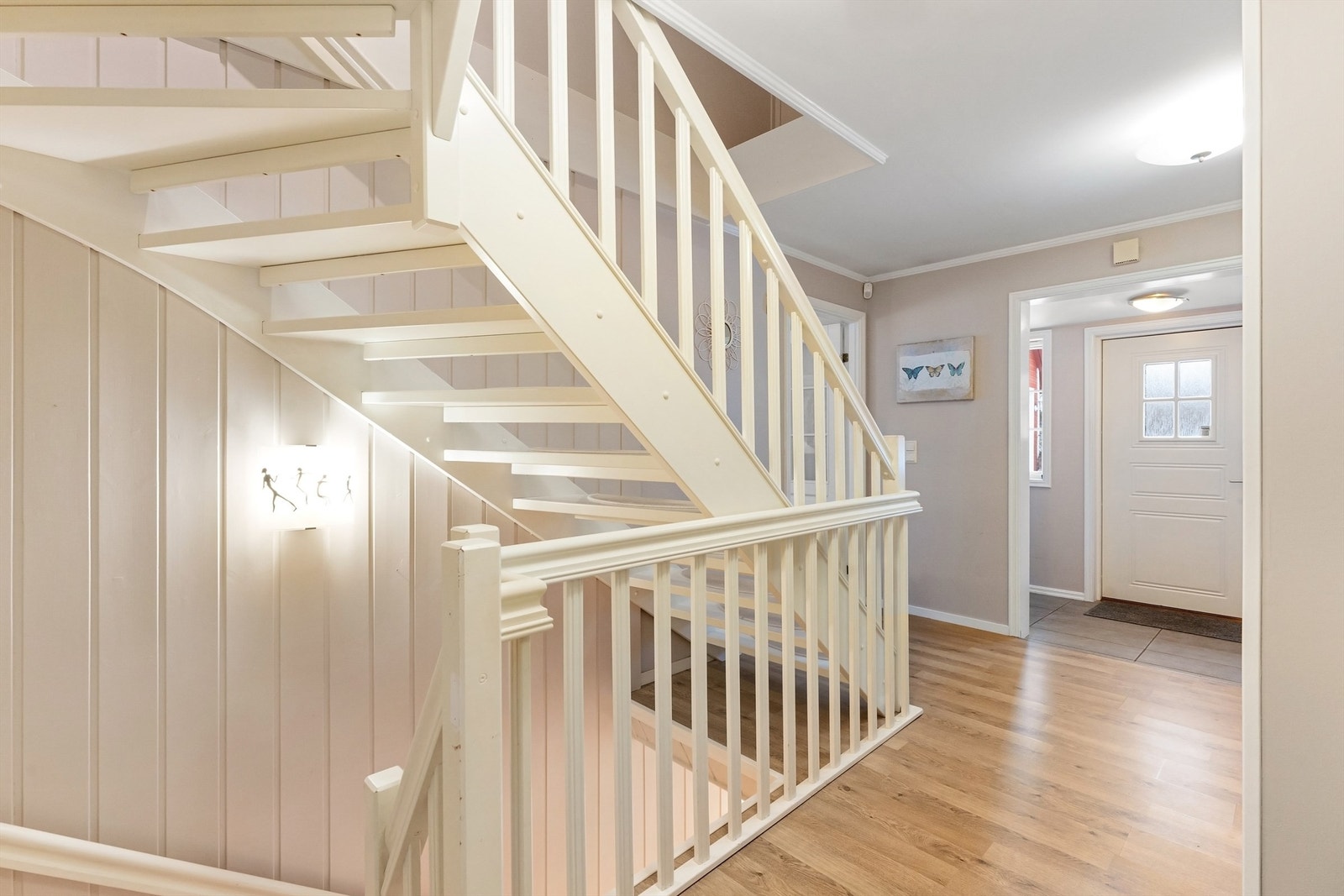 Boligen går over 3 etasjer, og har en god planløsning Galleribilde