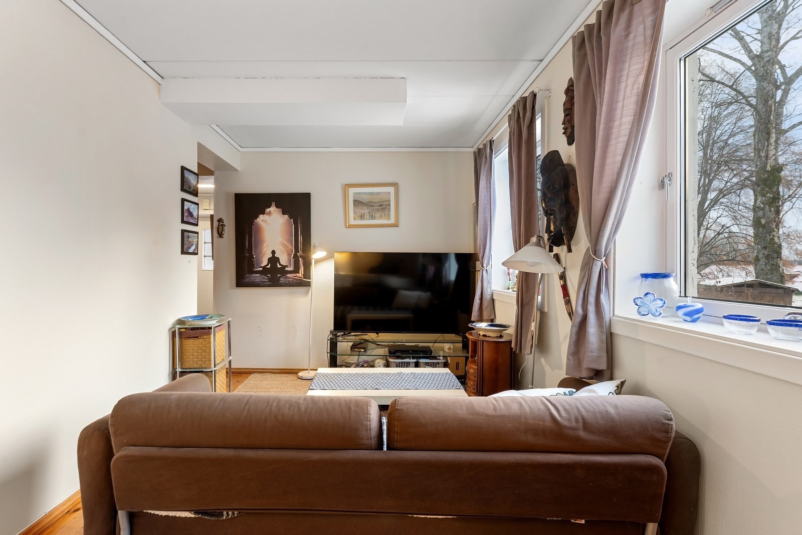 Hybelen er lys og har plass for sofagruppe, spisebord og annet passende møblement Galleribilde