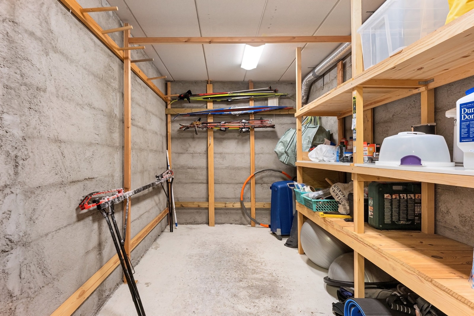 Praktisk lagringsplass i innebod innenfor vaskerommet Galleribilde