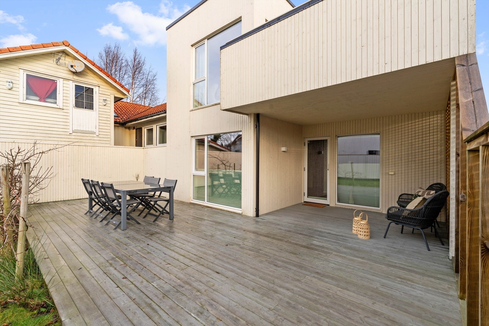 Boligen ligger i et meget familievennlig boligfelt på Grødem bl.a. like ved lekeplass og fotballbane.
Her vil en bo tett på naturen og sjøen, samtidig som det kun er en kort kjøretur til både Randaberg sentrum, men også til Stavanger sentrum. Galleribilde