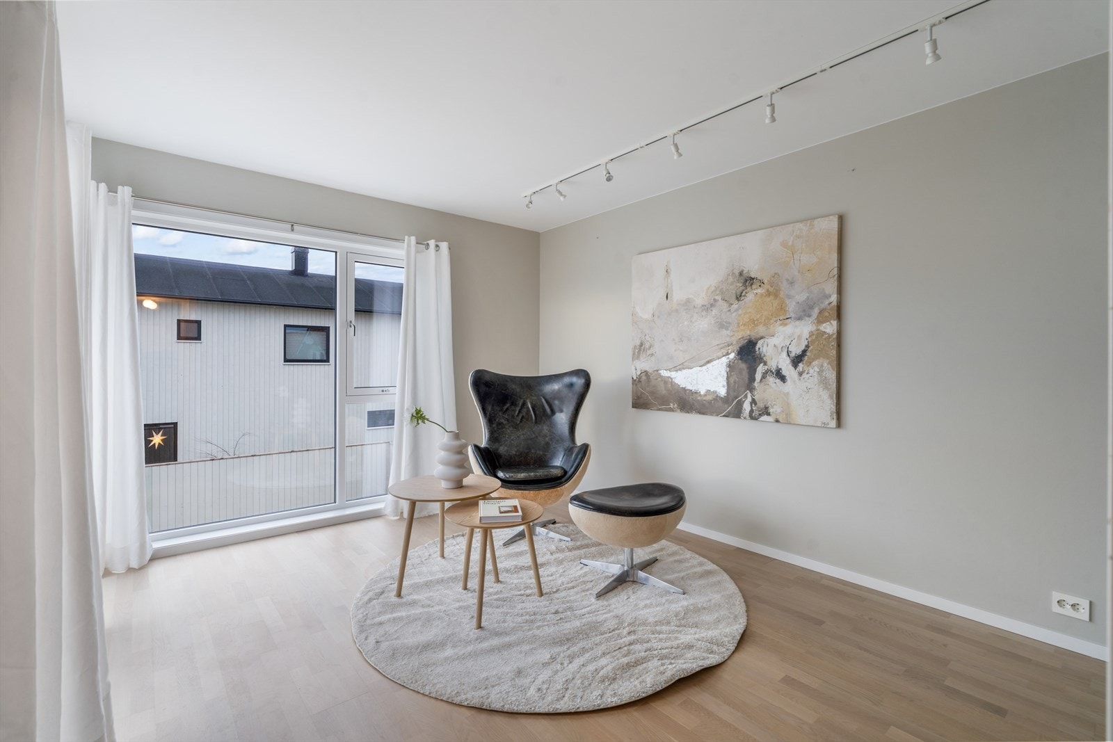 Store vinduer som slipper inn mye naturlig dagslys Galleribilde