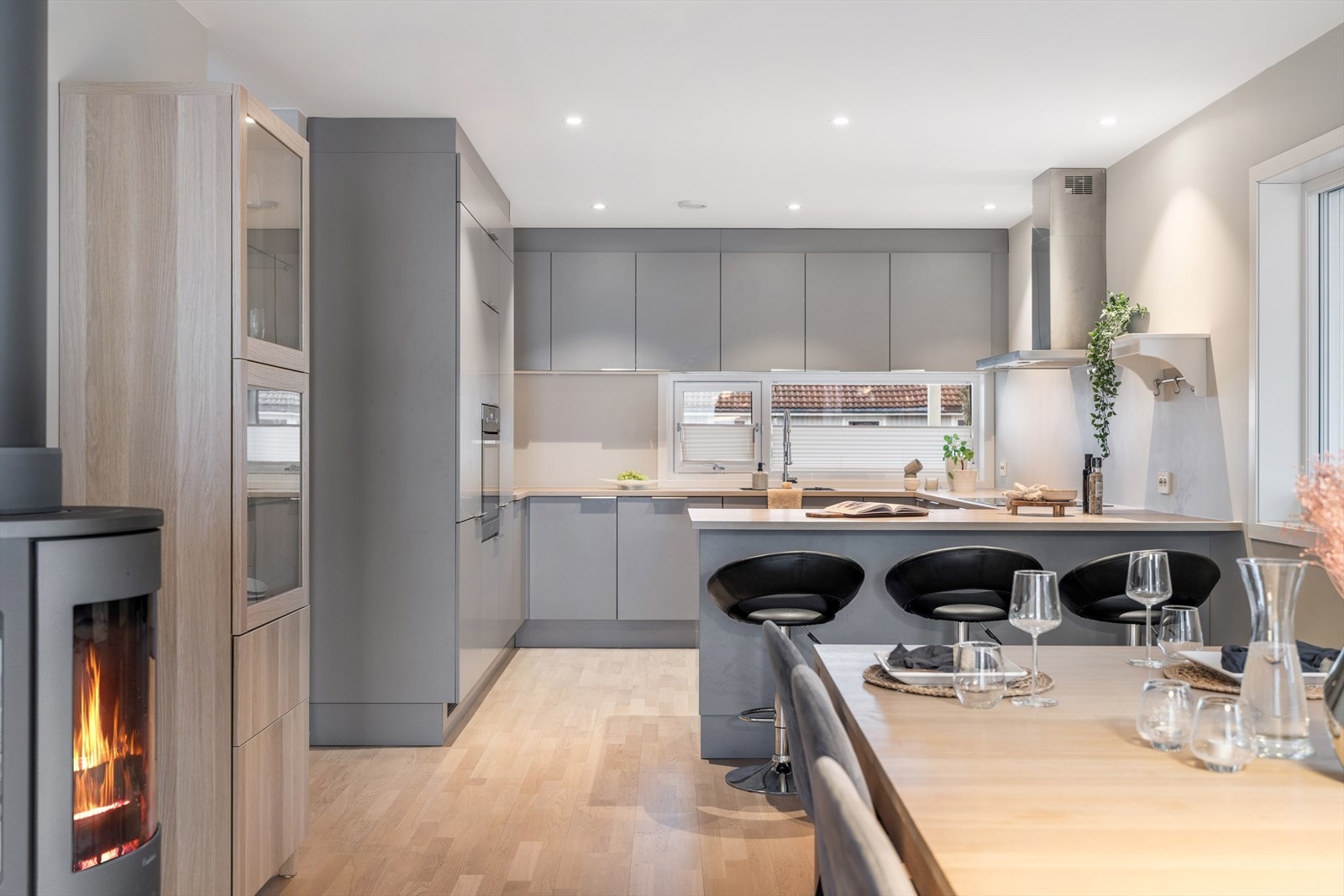 Lekkert kjøkken med meget god skapplass Galleribilde