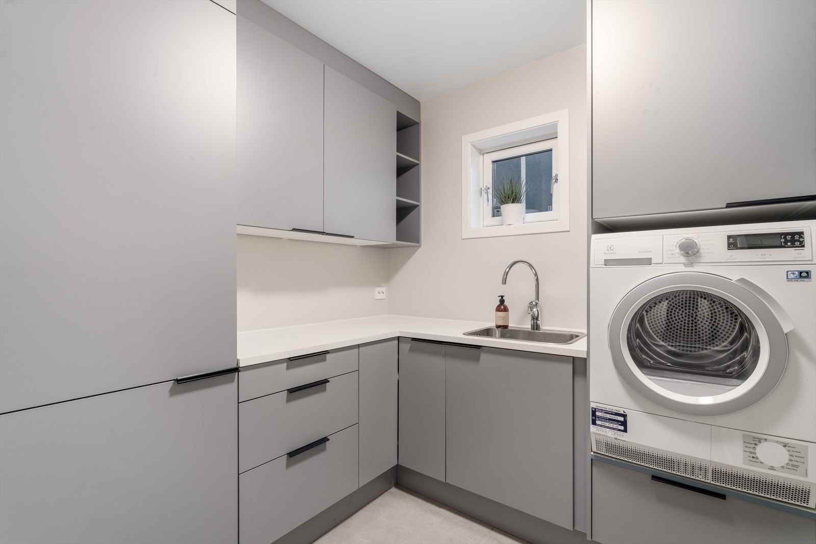 Praktisk vaskerom med god oppbevaringsplass i skap Galleribilde