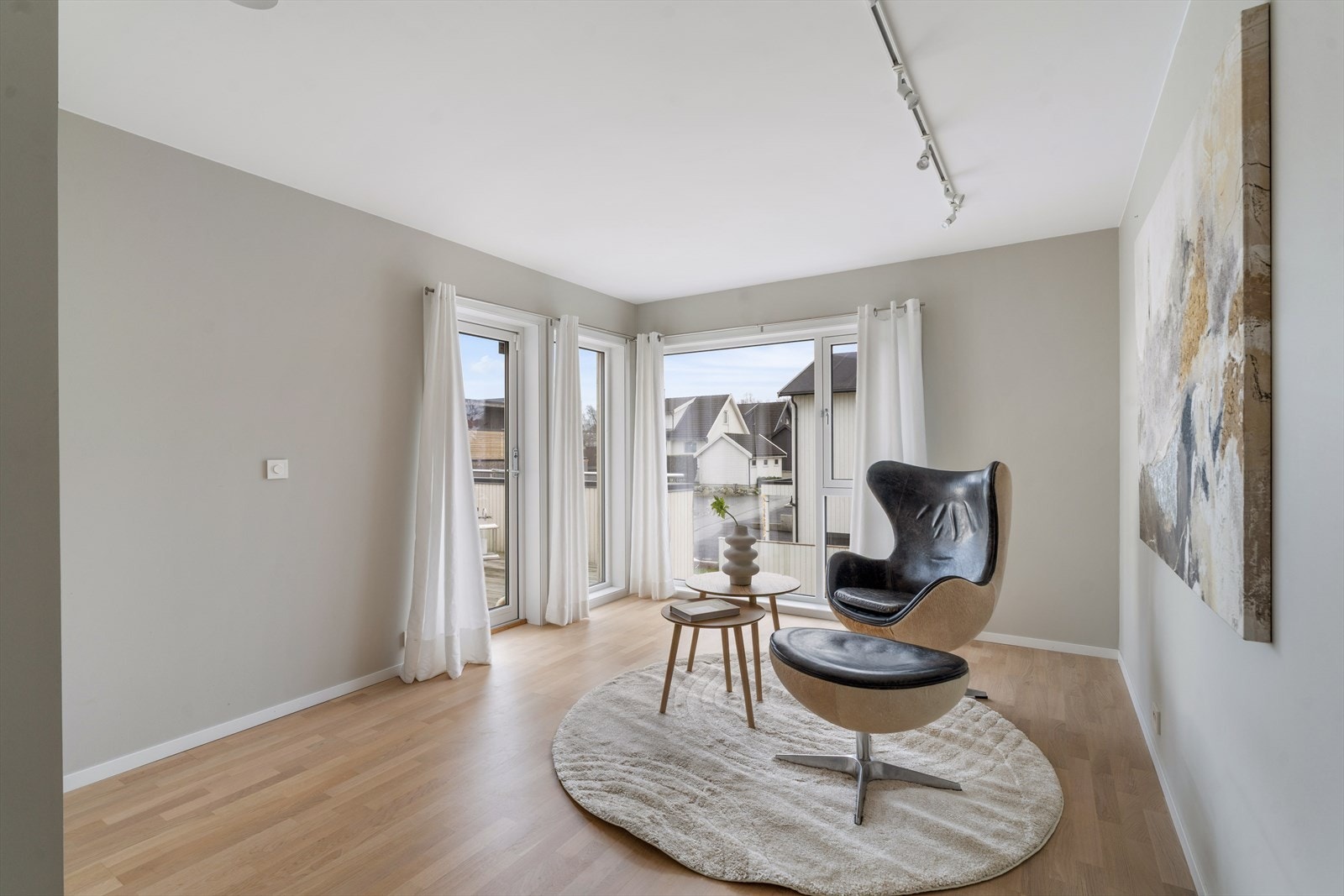 Loftstue med utgang til solrik balkong Galleribilde