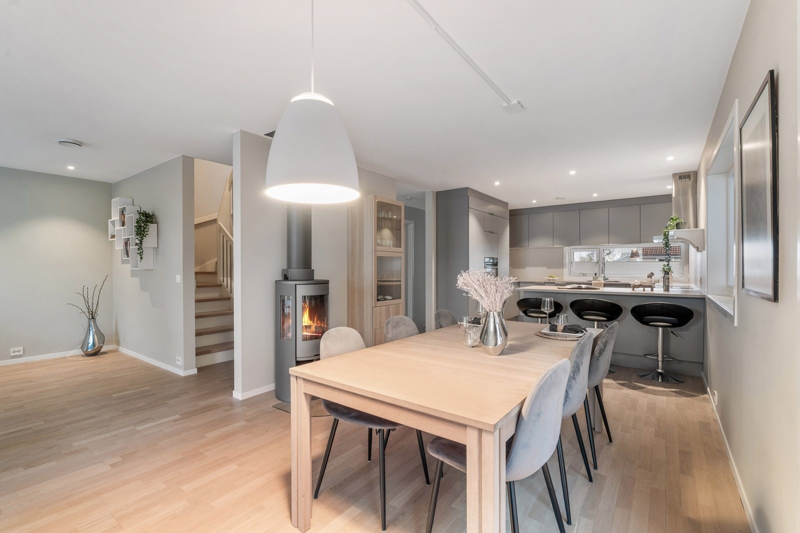 God plass til spisebordsmøbler Galleribilde