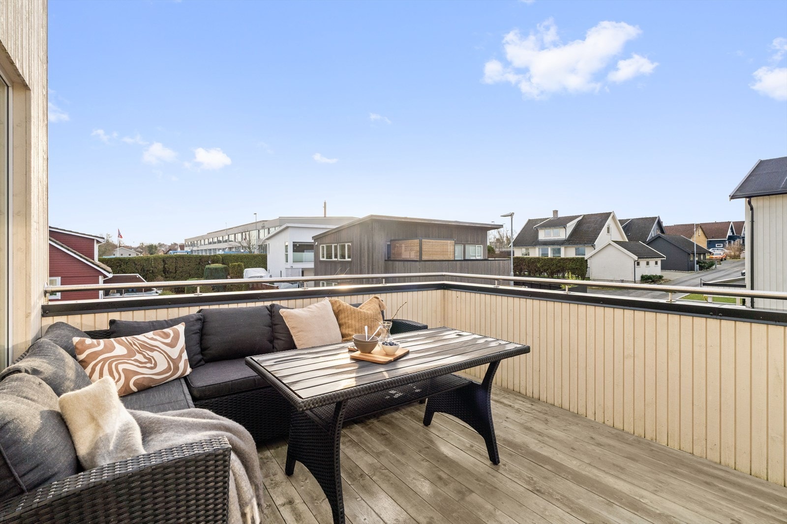 Solrik balkong med plass til sittegruppe Galleribilde