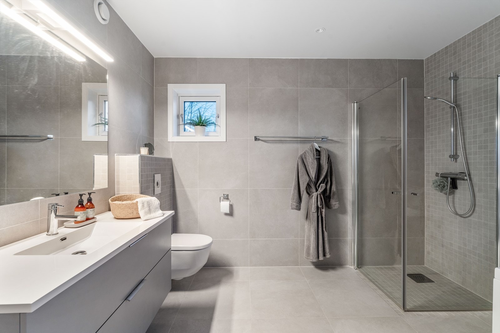 Stort og lekker bad med fliser på vegger og gulv Galleribilde