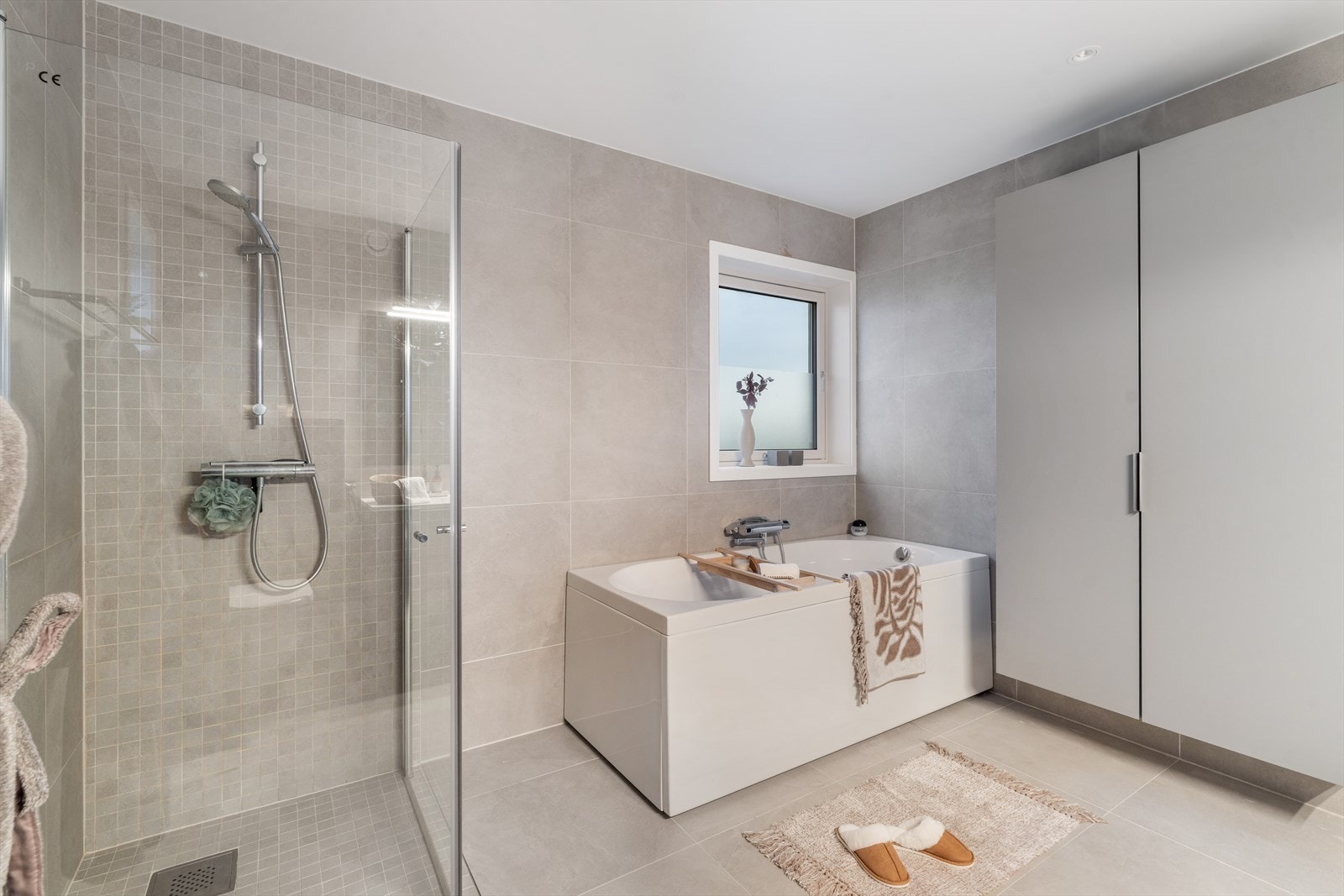 Både badekar og dusj Galleribilde