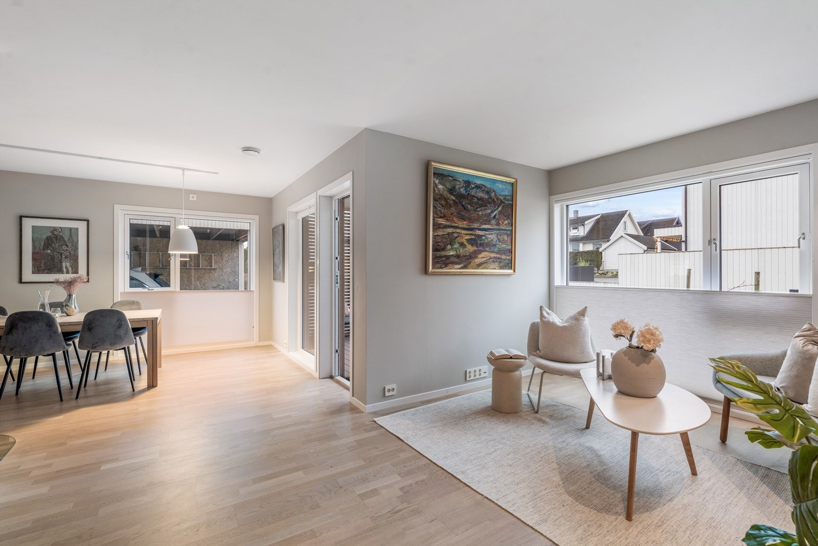 Det er utgang til terrasse og hage fra stuen Galleribilde