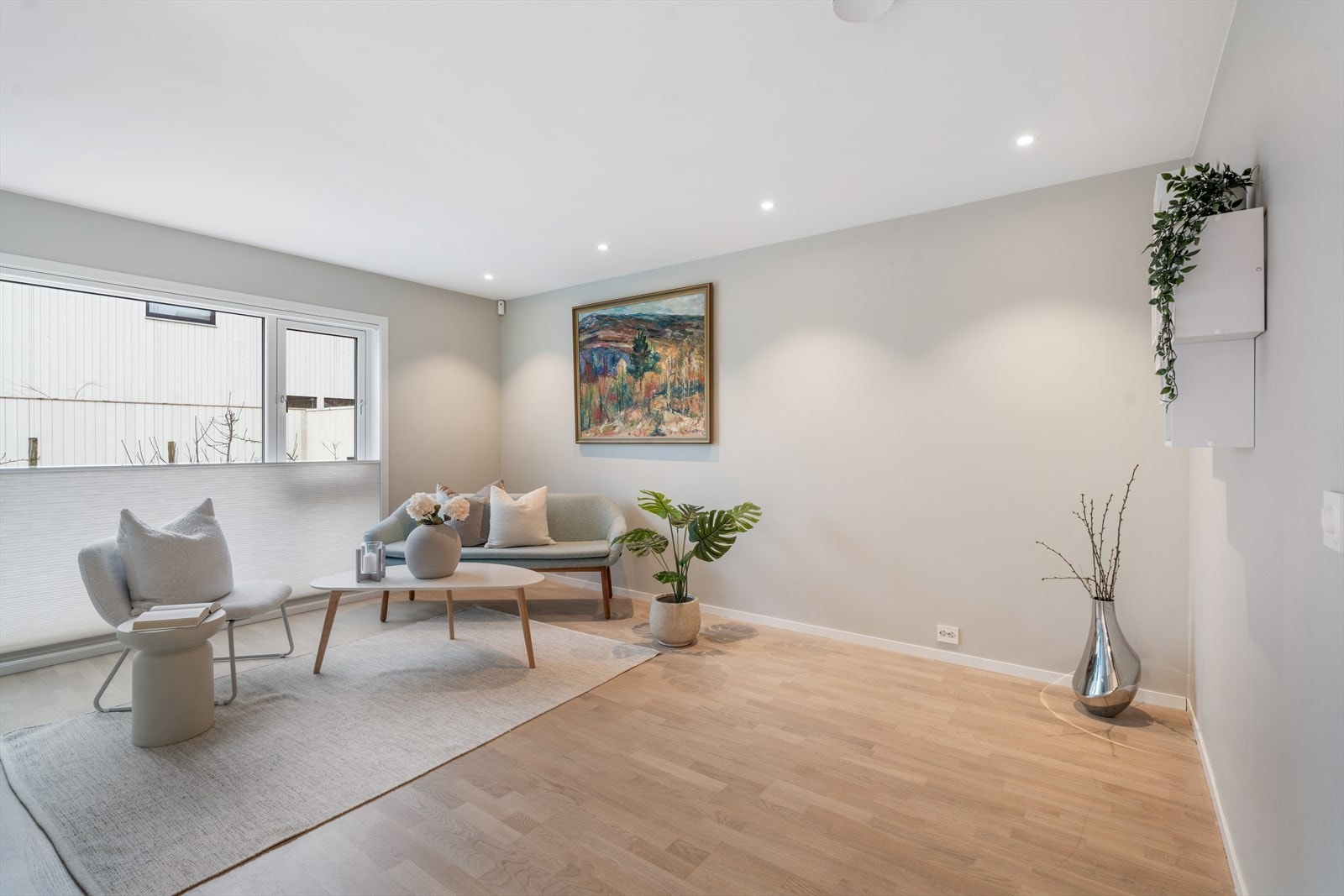 Stuen har slette, lyse vegger og parkett på gulv. Galleribilde