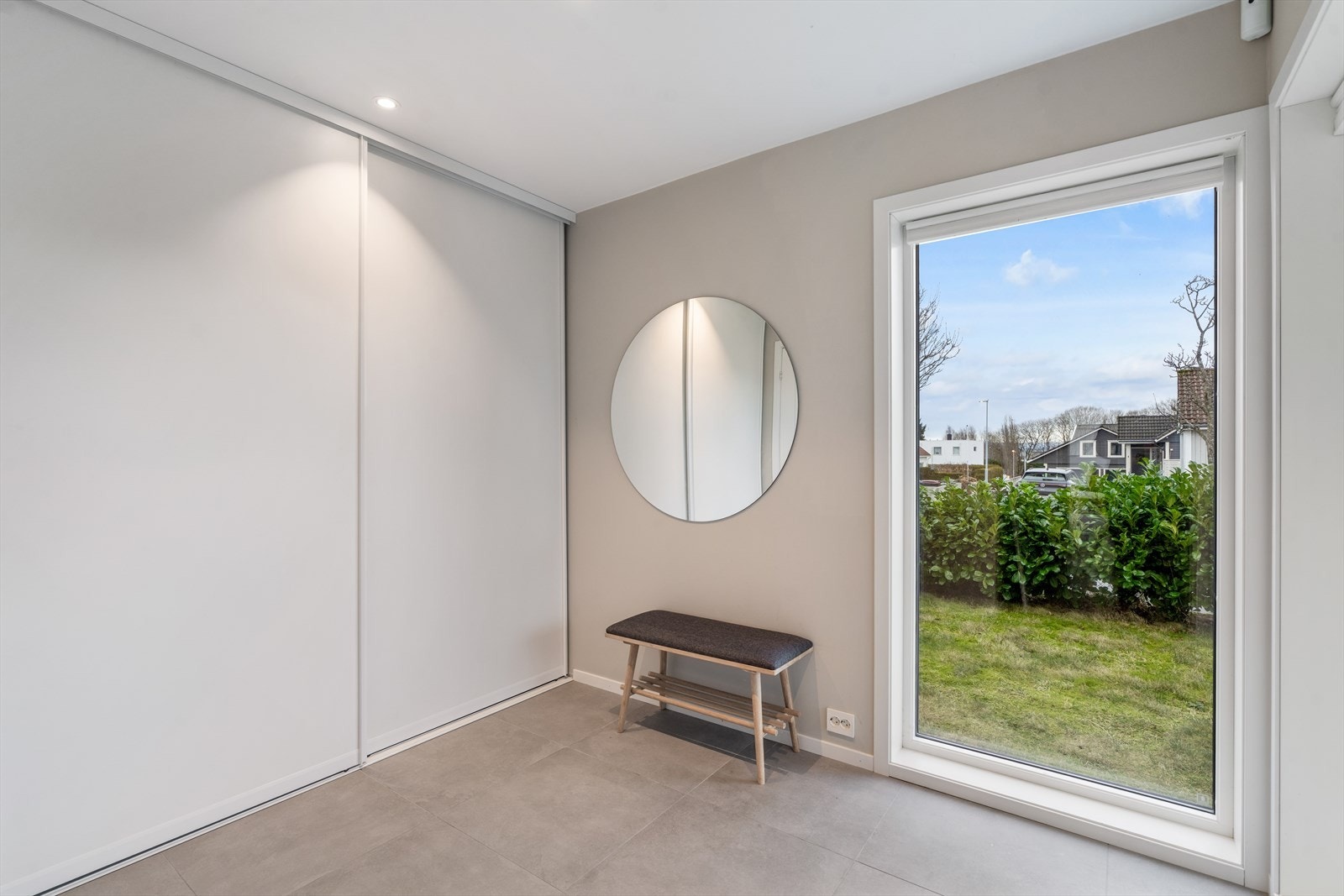 Stor og praktisk skyvedørsgarderobe Galleribilde