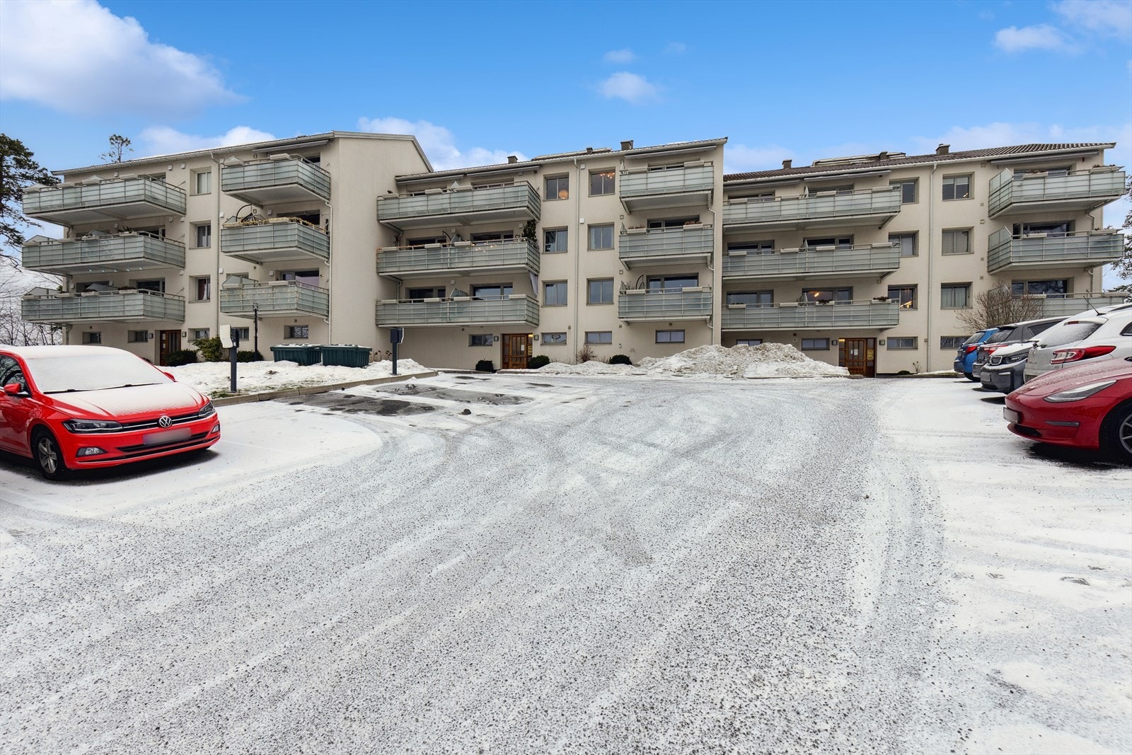 Sameiet har 40 parkeringsplasser som leies ut etter liste fra styret. Plasser med og uten elbil-lader. Galleribilde