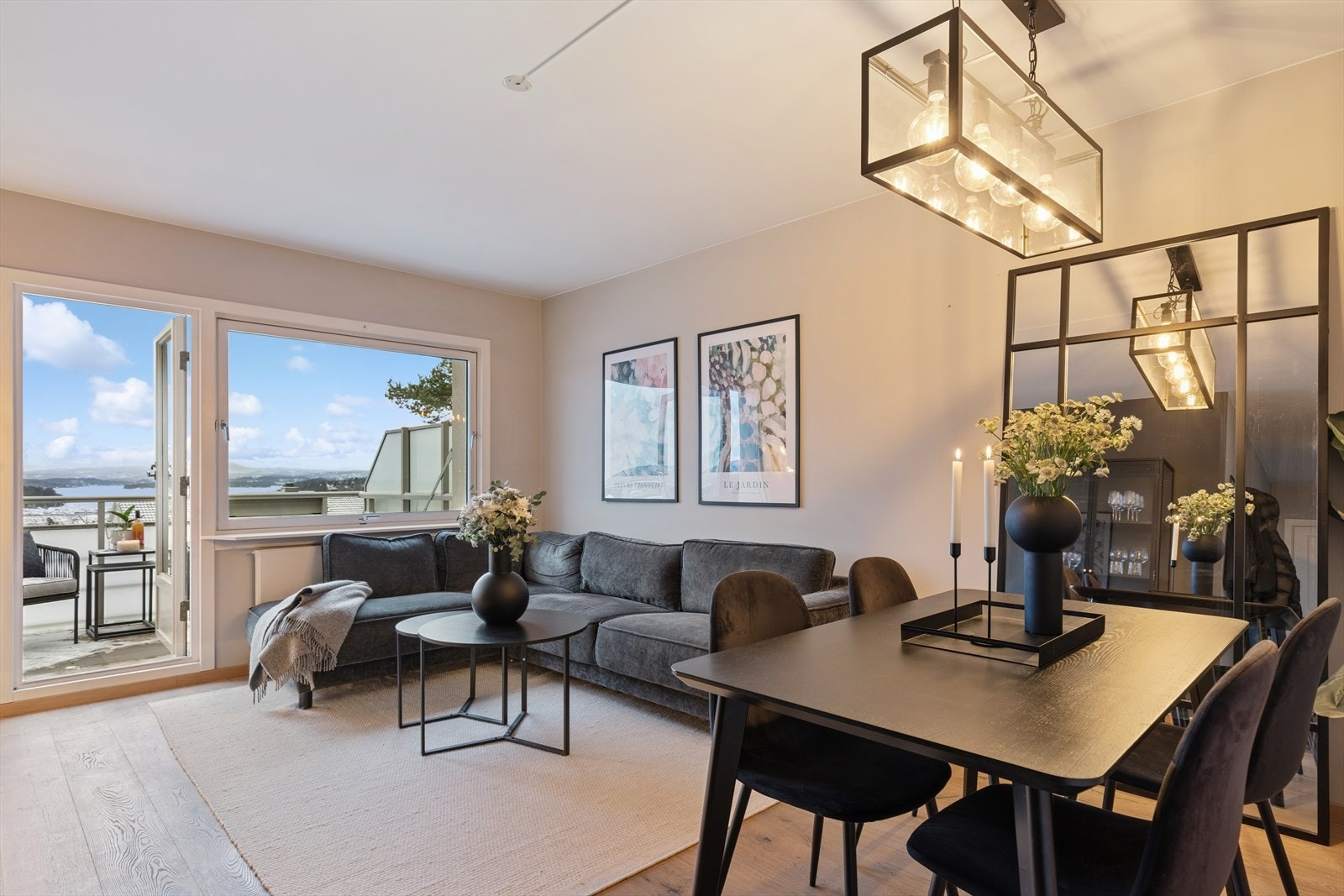 Her får du en moderne 2-roms toppleilighet med sørvestvendt beliggenhet. Varmtvann og fyring inkludert i allerede lave fellekostnader! Galleribilde