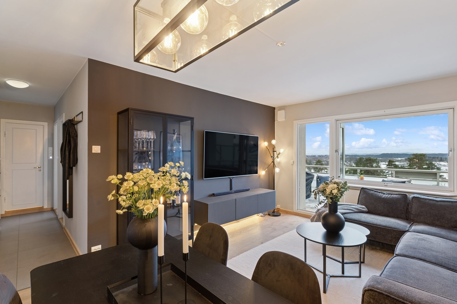 Stuen har parkett på gulvet og malte overflater. Rommet har plass til både sittegruppe og spisebord. Fra stuen er det utgang til en sørvestvendt balkong på ca 8 kvm. Galleribilde