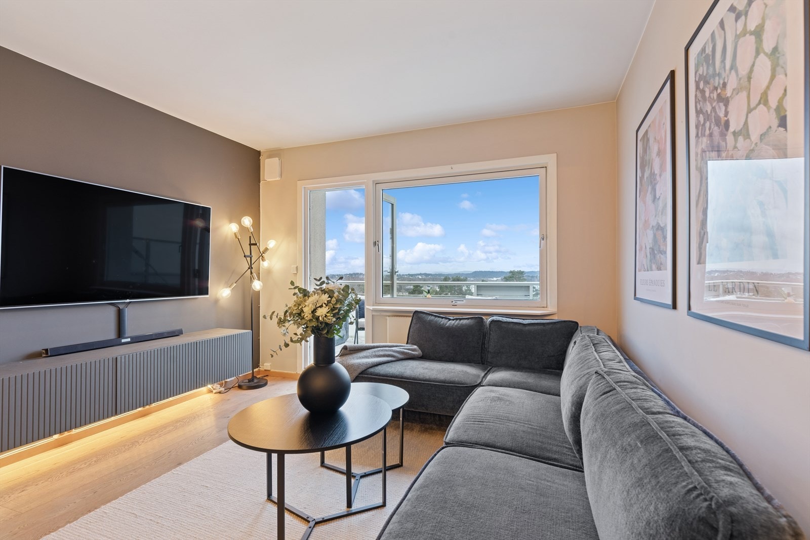 Fantastisk utsikt fra stue, soverom og kjøkken. Galleribilde