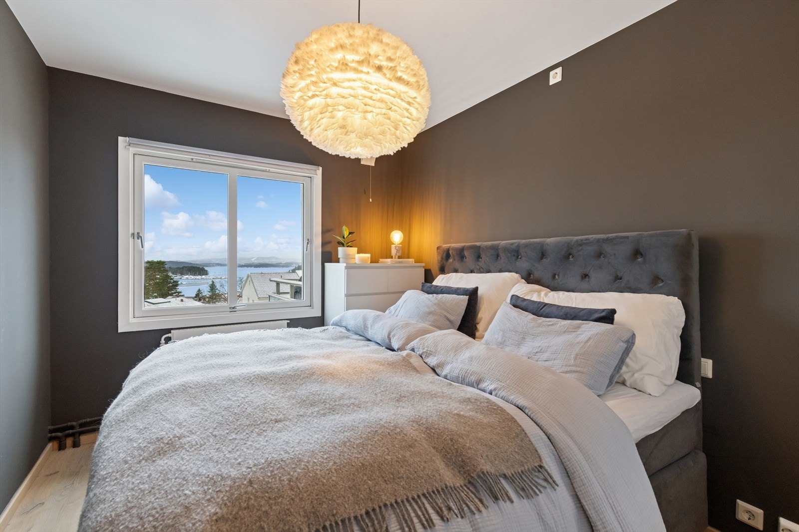 Soverommet har parkett på gulvet og malte overflater på vegger og i tak. Rommet har plass til dobbeltseng og garderobeløsning. Galleribilde