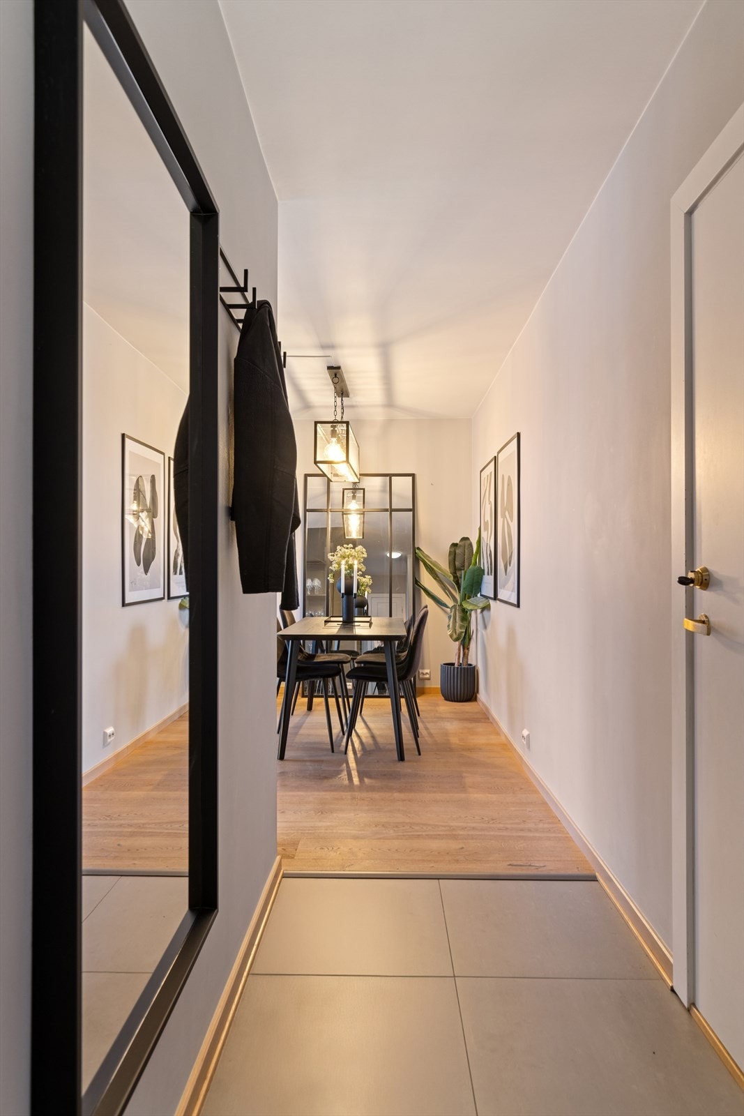 Velkommen inn i entréen! Flislagt og slitesterk entré som tar deg godt imot. Galleribilde