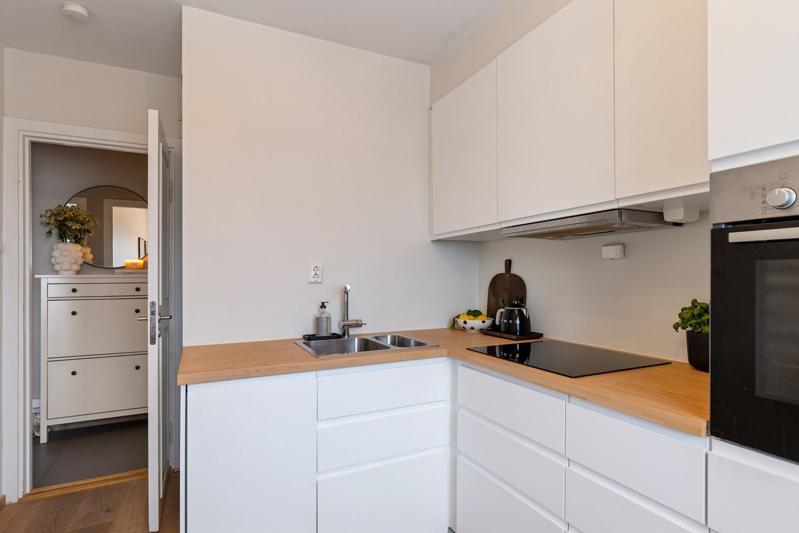 Kjøkkenet byr på rikelig med oppbevarings og benkeplass. Ventilasjonen sikres med kjøkkenventilator med avtrekk ut. Galleribilde