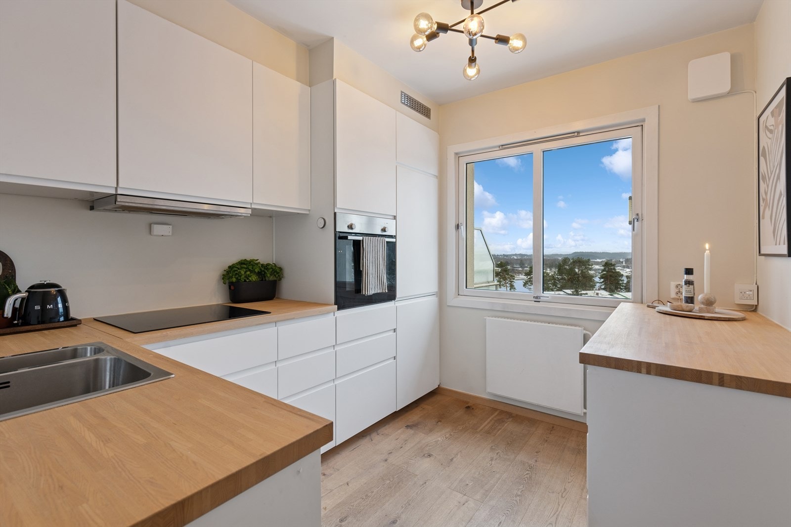 Kjøkkenet (2019) har en funksjonell innredning med glatte fronter og en finert benkeplate. Av utstyr finnes integrert kjøl/fryseskap, oppvaskmaskin, platetopp og stekeovn. For ekstra trygghet er det installert både komfyrvakt og vannstoppsystem. Galleribilde