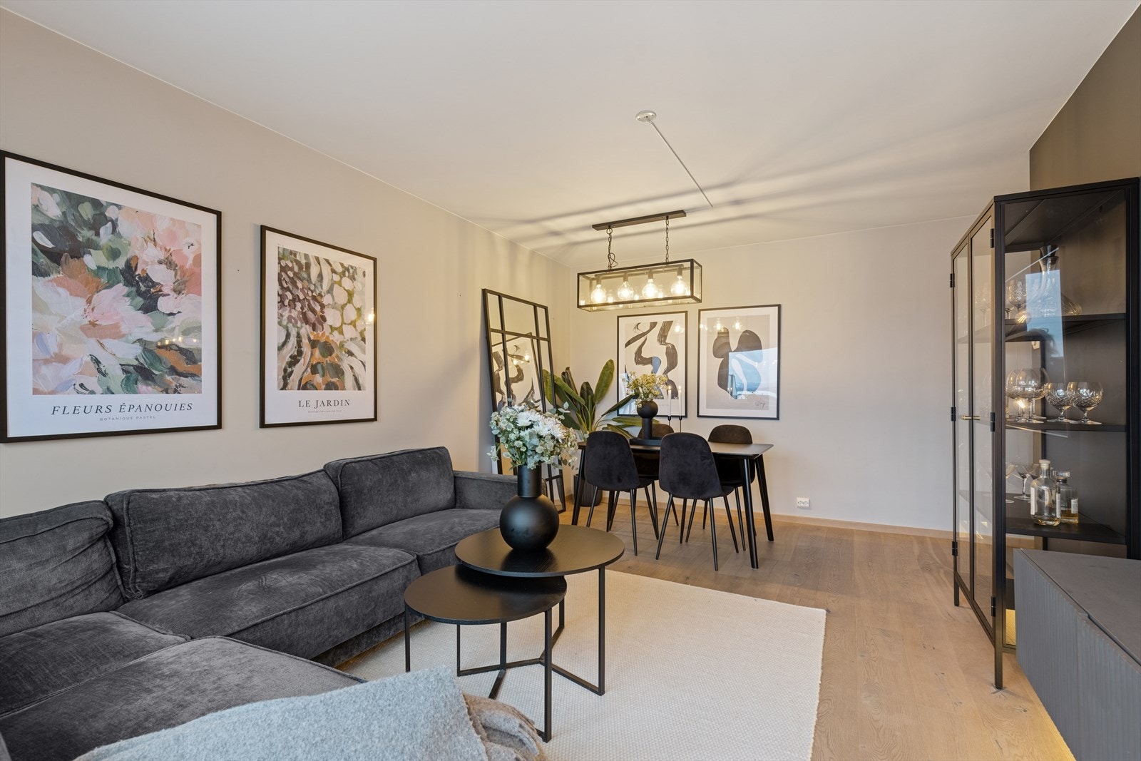 God plass til sittegruppe og spisegruppe. Galleribilde