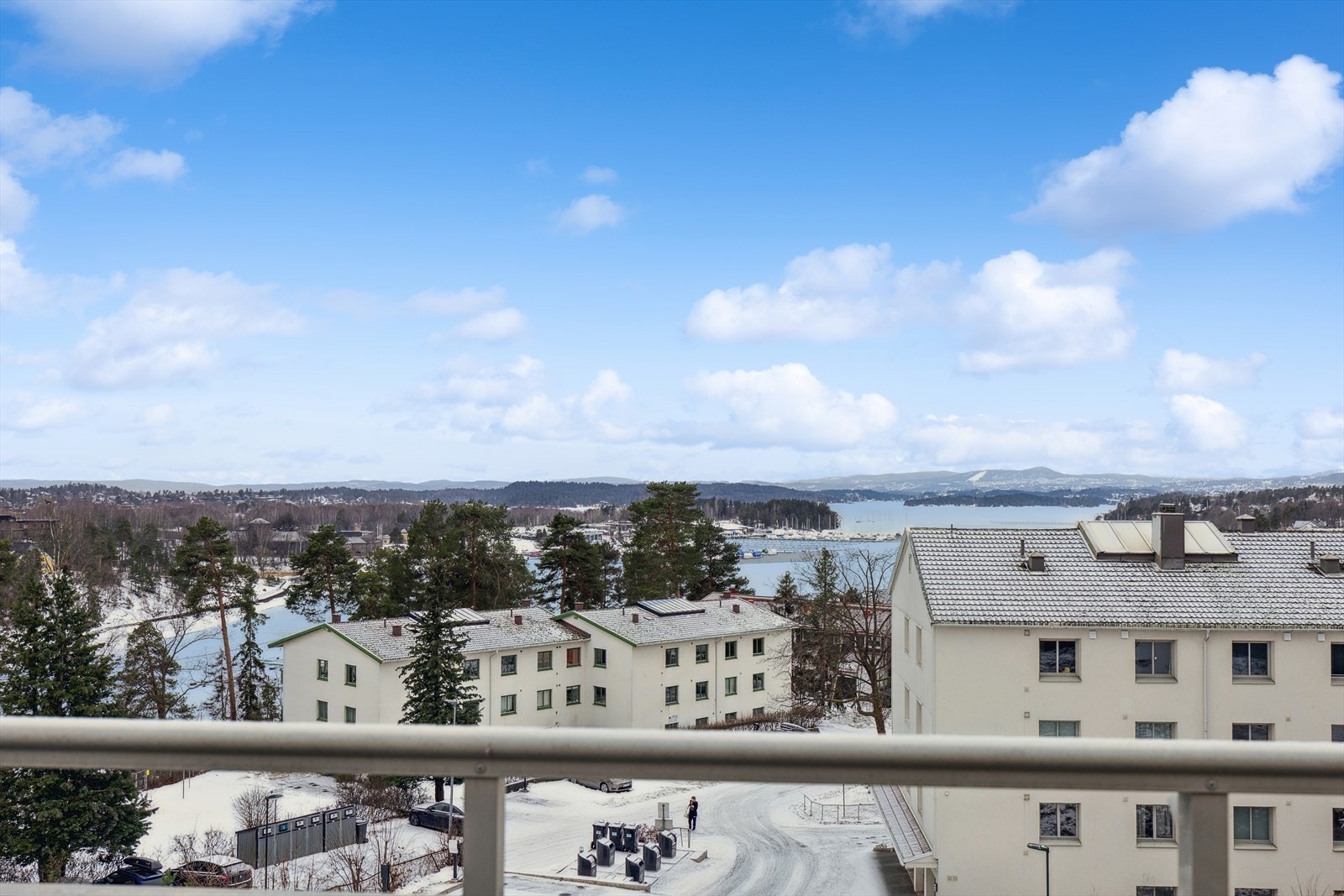 Utsikt over Holtekilen og Fornebu. Galleribilde