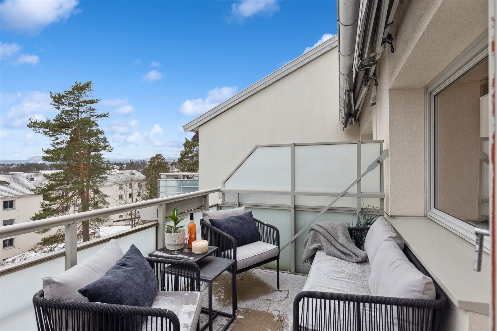 Nydelig uteplass med masse plass. Perfekt til å invitere venner og familie over på hyggelig selskap. Markise for solskjerming. Galleribilde