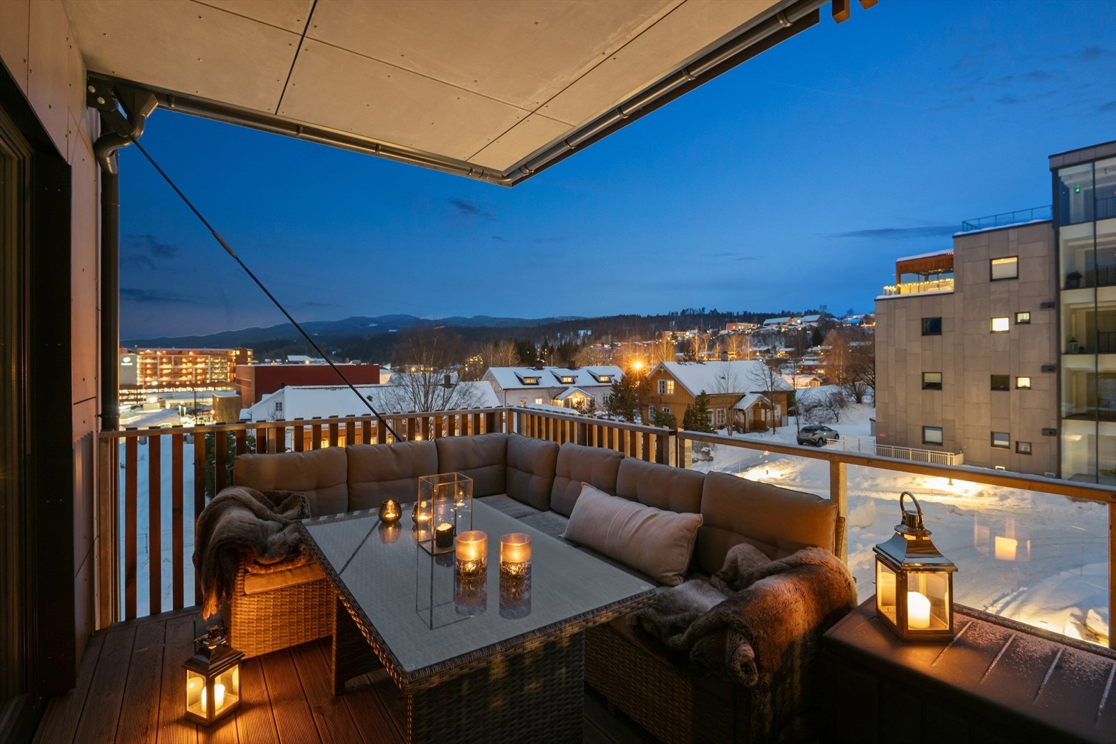 Leiligheten har en meget god beliggenhet med enden av bygget, i 3. etg. Her har du fantastisk utsikt utover nærområdet og marka. Galleribilde