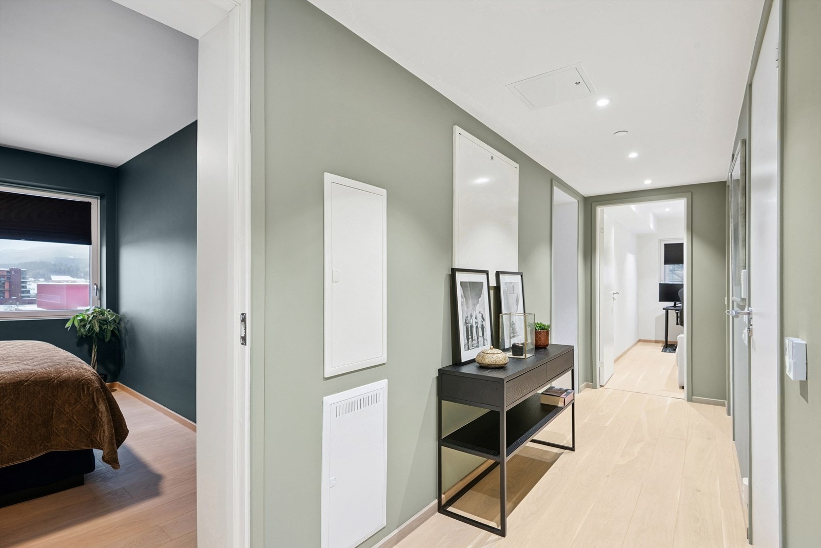 I gangen finner du sikringsskap med tekniske skap. Boligen har balansert ventilasjon. Det følger med en romslig sportsbod i kjelleren. Galleribilde