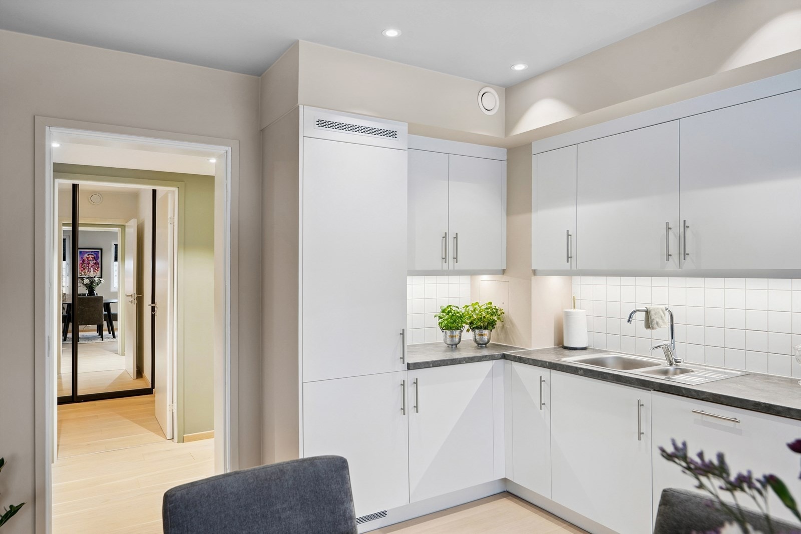 Kjøkkenet er lyst og pent og har god oppbevaringsplass. Galleribilde