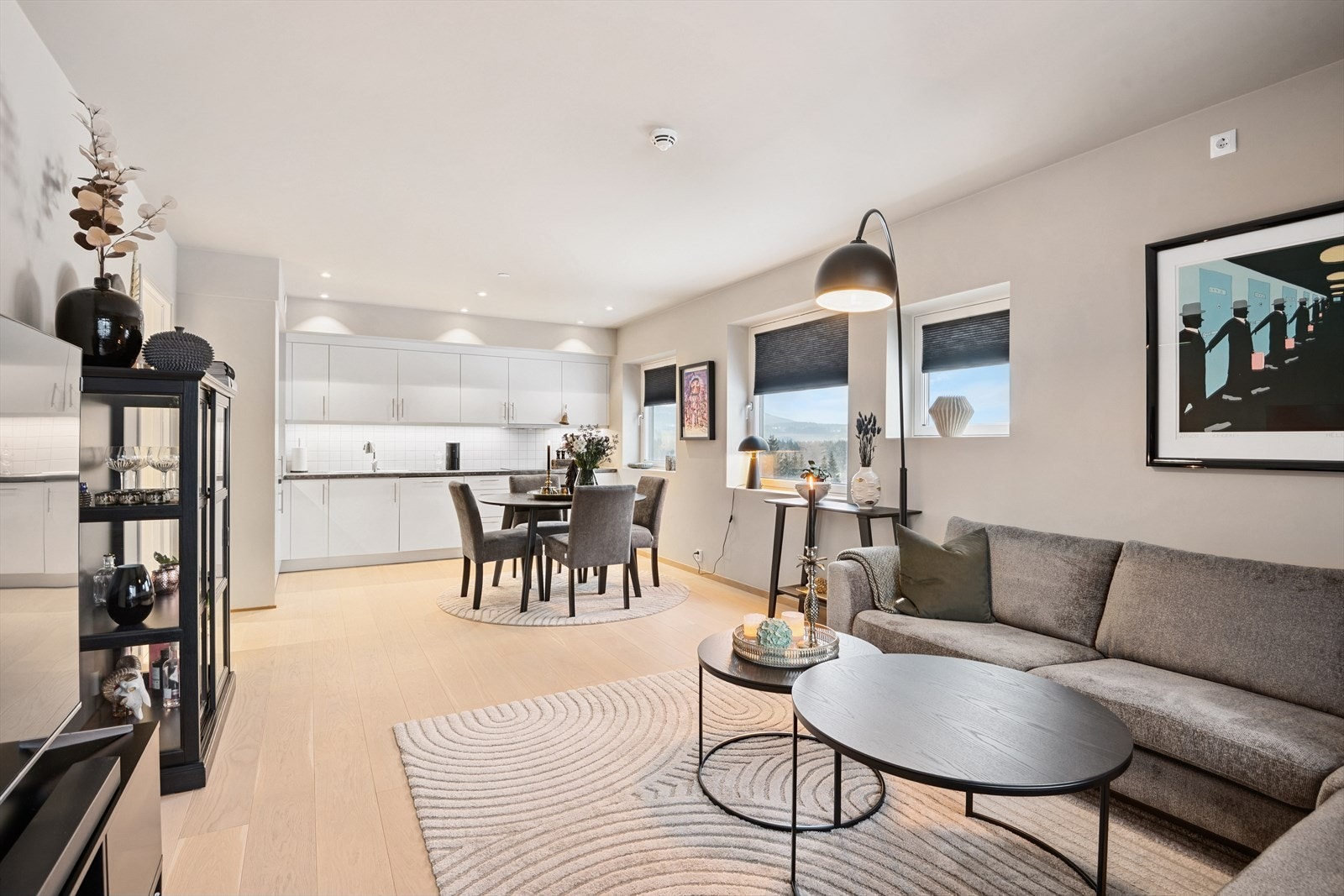 Det er montert solskjerming på alle vinduene i dette rommet som selvfølgelig medfølger. Galleribilde