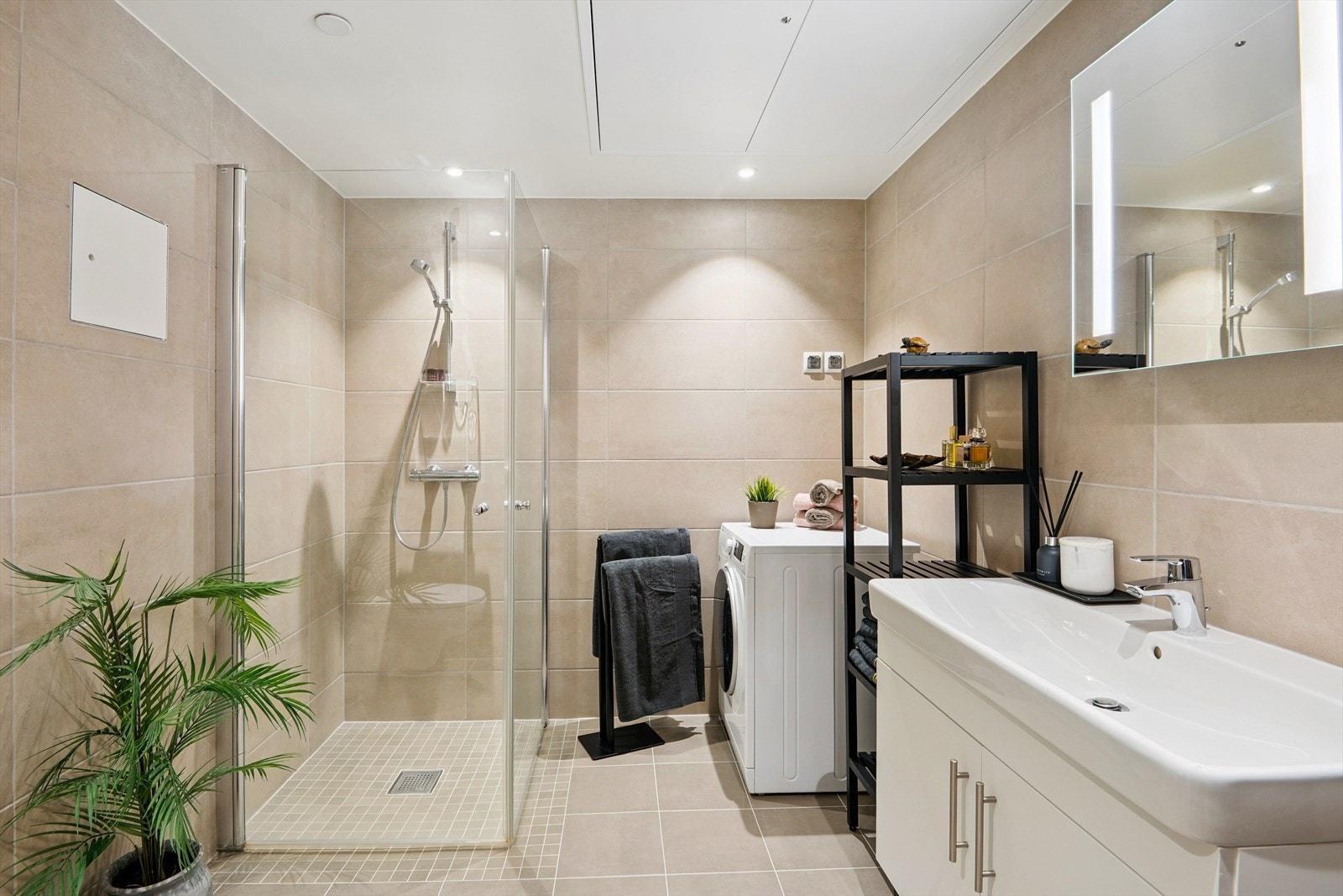 Stort og deilig bad gir deg en god start på dagen. Her har du opplegg for både vaskemaskin og tørketrommel. Galleribilde