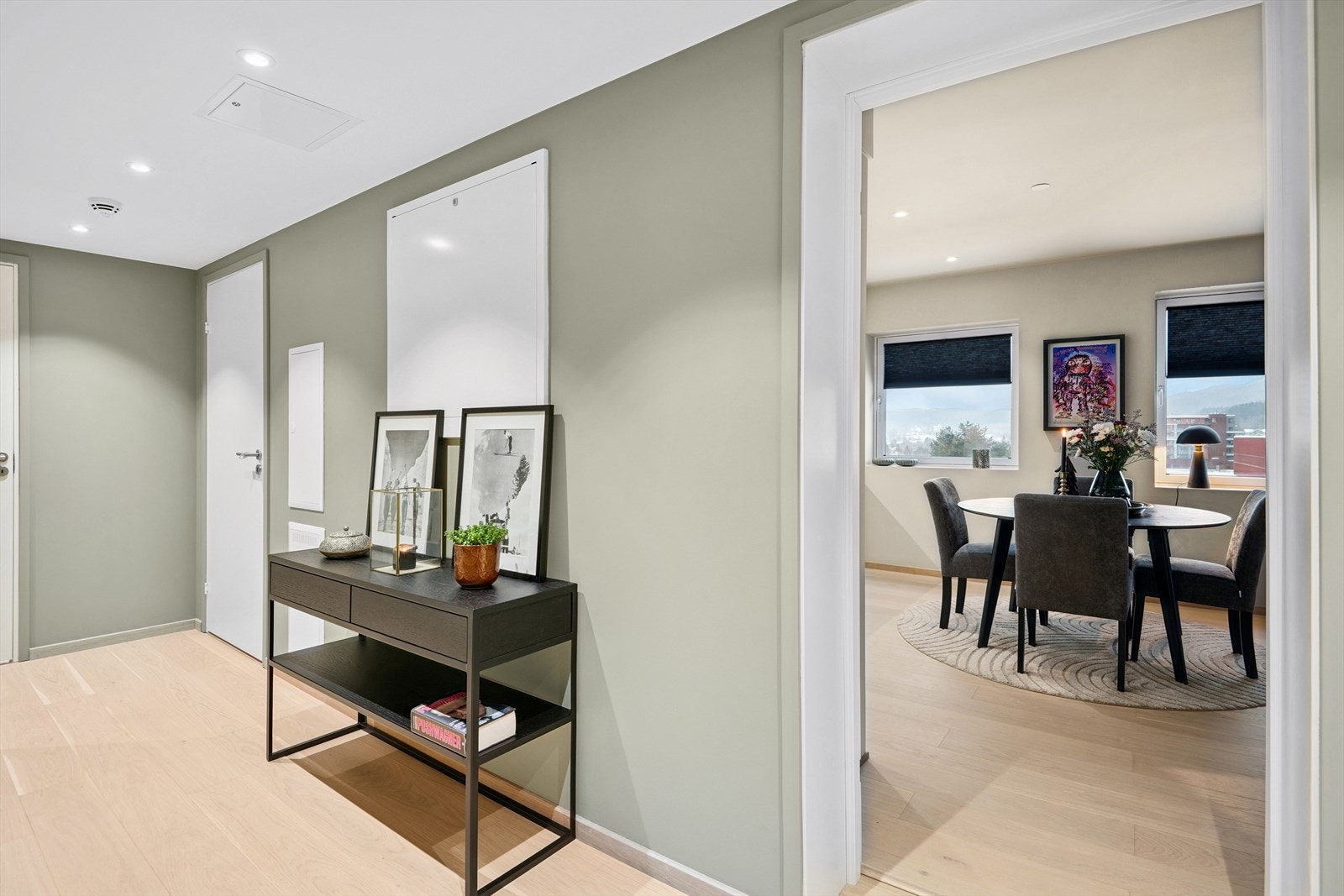 Det er downlights i tak i flere rom som gir en fin lyssetting. Galleribilde