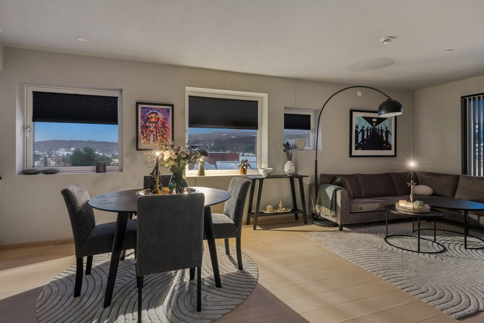 Stor stue og kjøkkenløsning. Rommet ble malt i en pen gråtone i 2025. Galleribilde