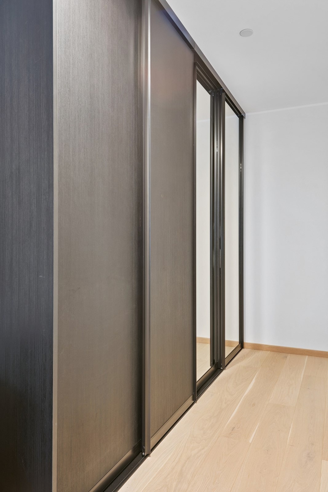 Rikelig med skap som både gir deg plass til klær, vaskeartikler, støvsuger etc. Galleribilde