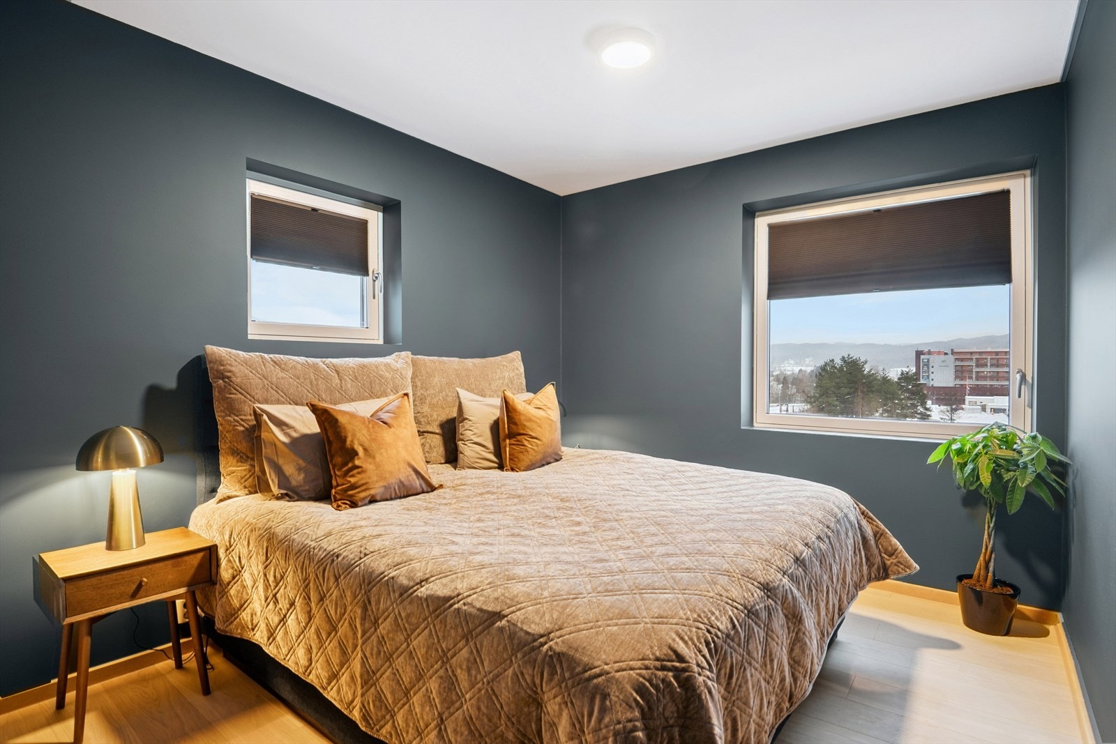 Slette vegger og lekkert gulv går igjennom alle oppholdsrom. Galleribilde